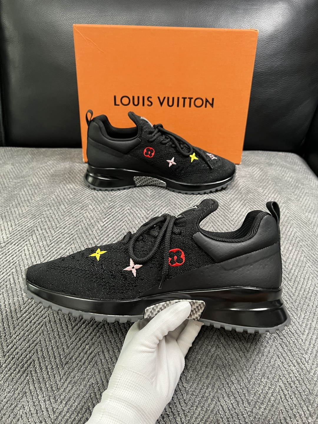 Lv  高品质  顶级工艺品  路易威登，运动板鞋专柜同步，鞋面意大利进口飞织面料，高品质拼接缤纷色彩复杂工艺品，进口牛