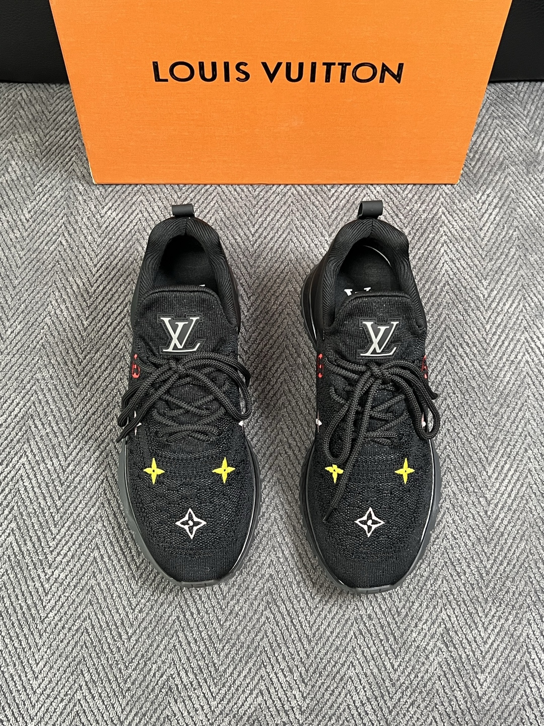 Lv  高品质  顶级工艺品  路易威登，运动板鞋专柜同步，鞋面意大利进口飞织面料，高品质拼接缤纷色彩复杂工艺品，进口牛