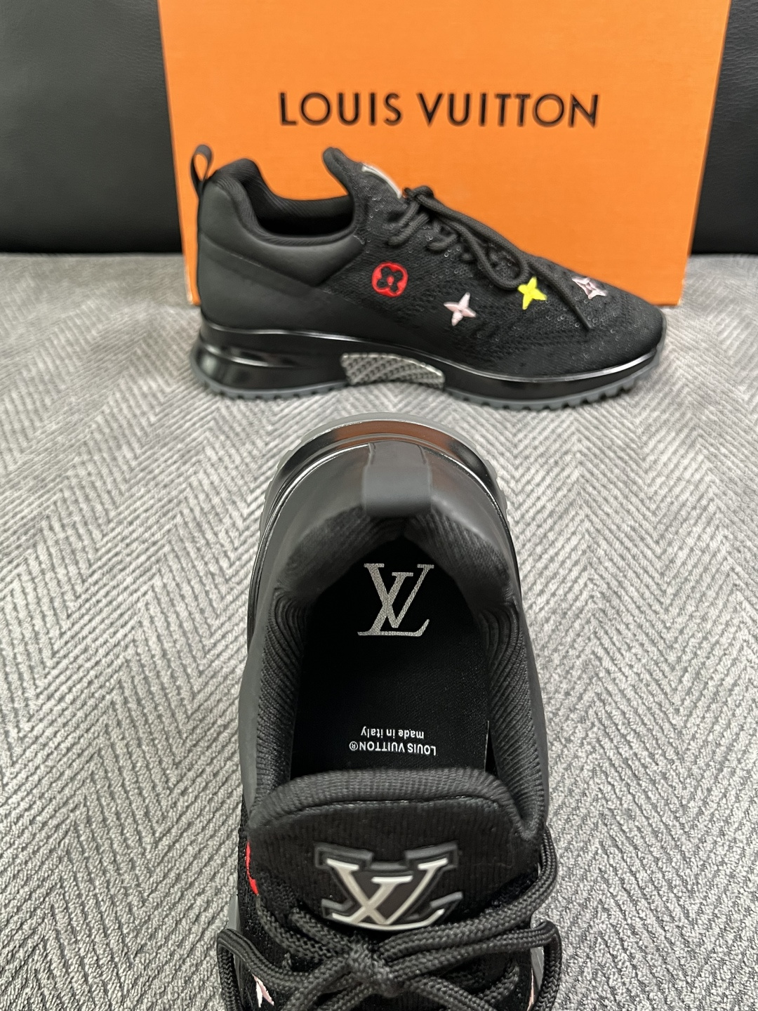 Lv  高品质  顶级工艺品  路易威登，运动板鞋专柜同步，鞋面意大利进口飞织面料，高品质拼接缤纷色彩复杂工艺品，进口牛