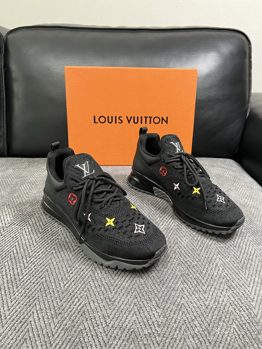 Lv  高品质  顶级工艺品  路易威登，运动板鞋专柜同步，鞋面意大利进口飞织面料，高品质拼接缤纷色彩复杂工艺品，进口牛