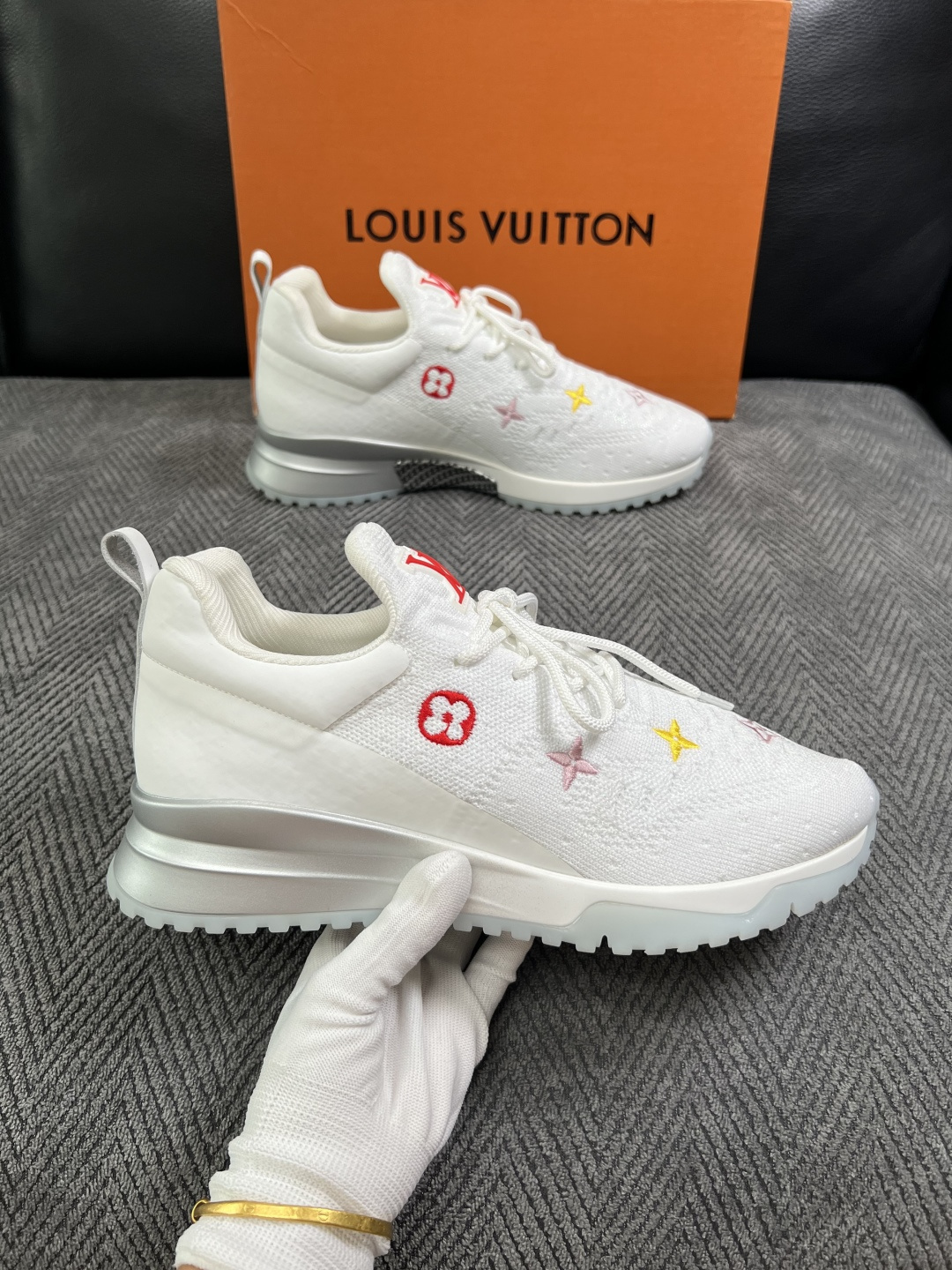 Lv  高品质  顶级工艺品  路易威登，运动板鞋专柜同步，鞋面意大利进口飞织面料，高品质拼接缤纷色彩复杂工艺品，进口牛