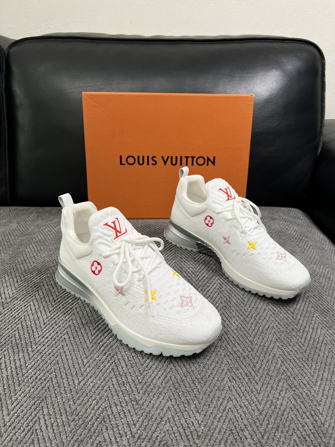 Lv  高品质  顶级工艺品  路易威登，运动板鞋专柜同步，鞋面意大利进口飞织面料，高品质拼接缤纷色彩复杂工艺品，进口牛