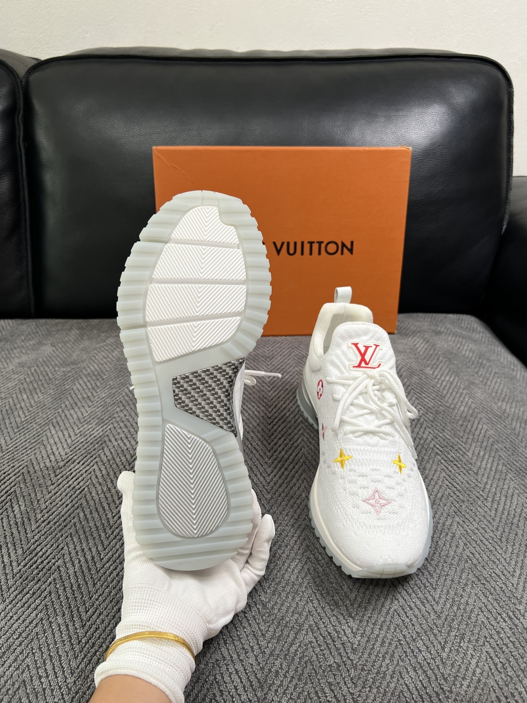 Lv  高品质  顶级工艺品  路易威登，运动板鞋专柜同步，鞋面意大利进口飞织面料，高品质拼接缤纷色彩复杂工艺品，进口牛