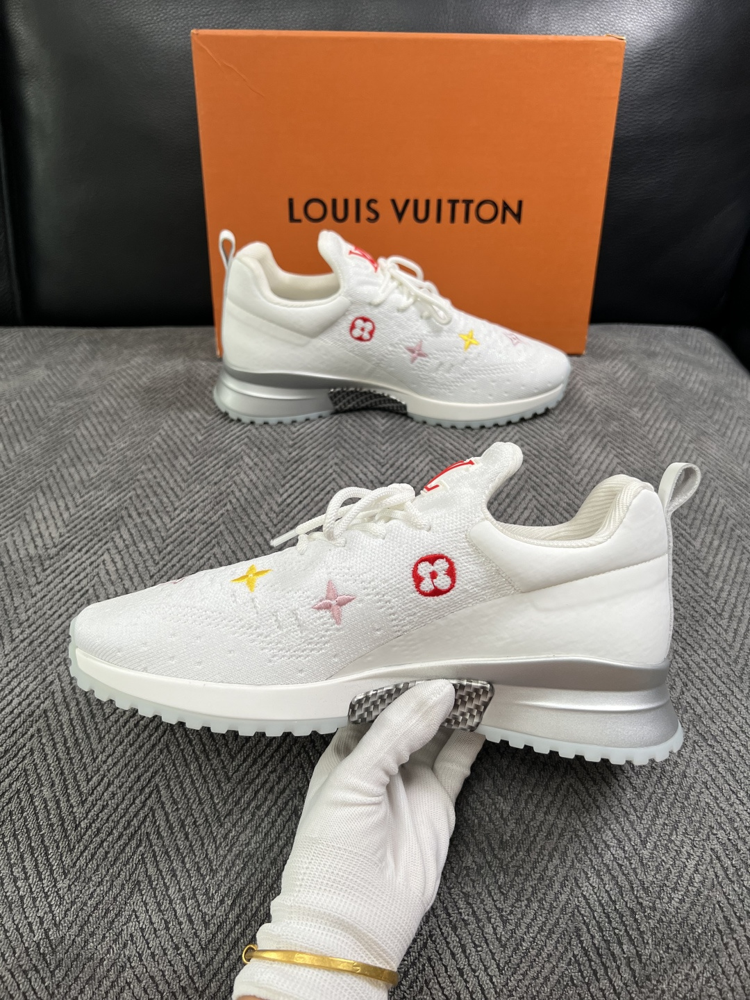 Lv  高品质  顶级工艺品  路易威登，运动板鞋专柜同步，鞋面意大利进口飞织面料，高品质拼接缤纷色彩复杂工艺品，进口牛