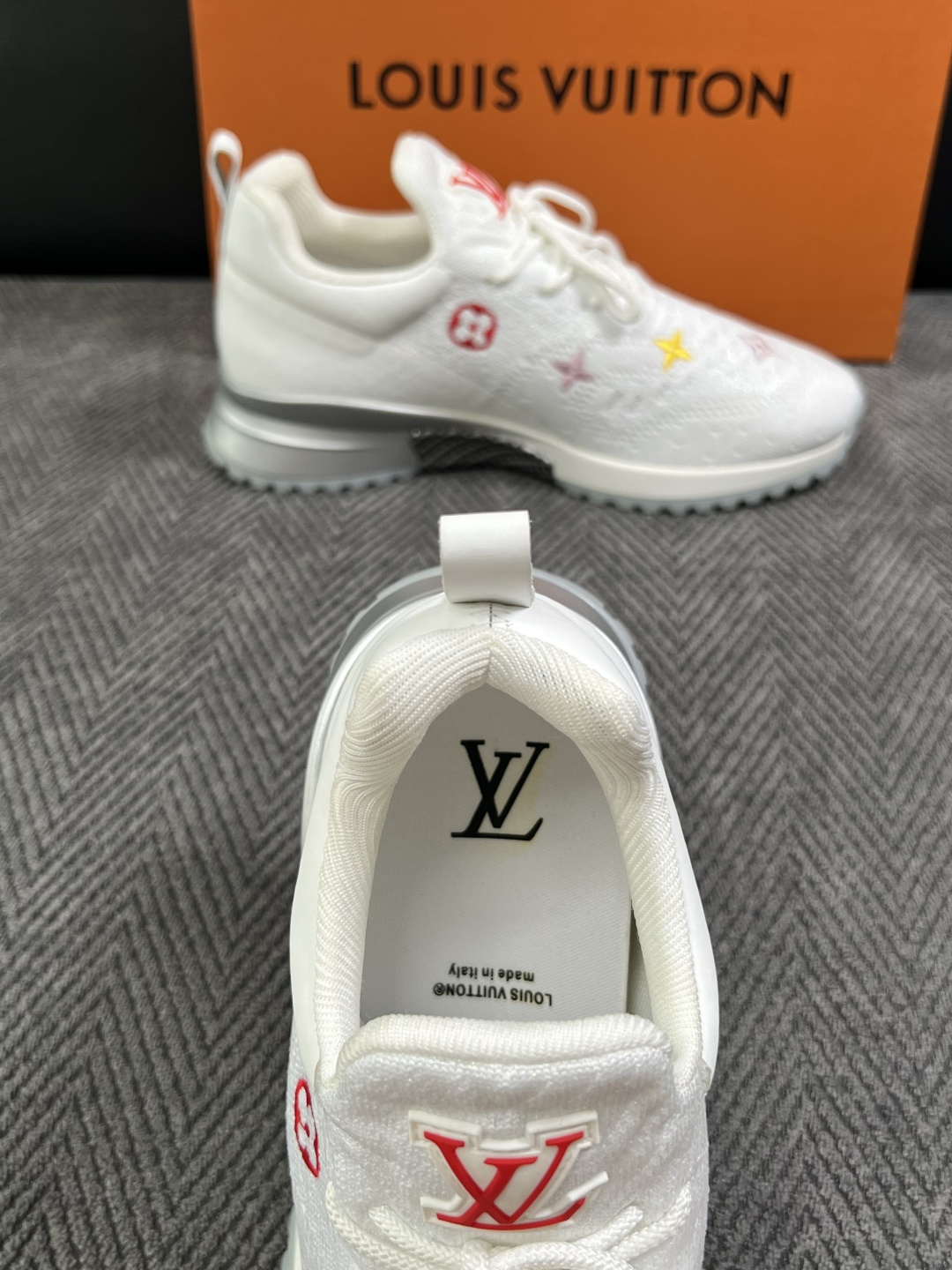 Lv  高品质  顶级工艺品  路易威登，运动板鞋专柜同步，鞋面意大利进口飞织面料，高品质拼接缤纷色彩复杂工艺品，进口牛