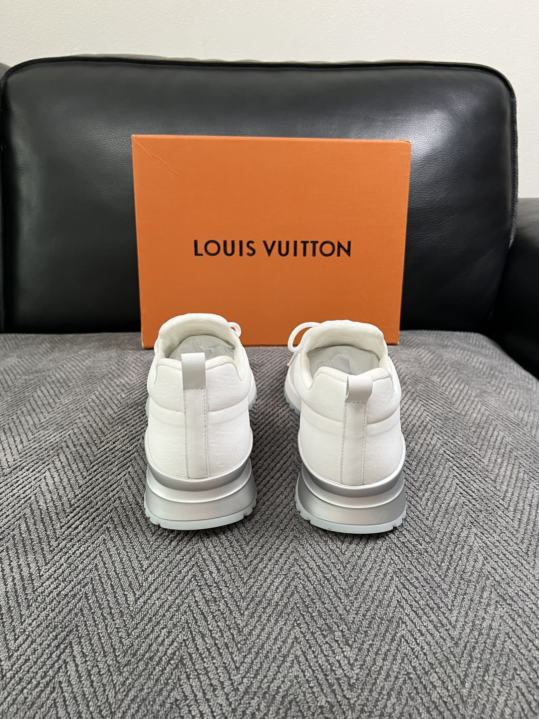 Lv  高品质  顶级工艺品  路易威登，运动板鞋专柜同步，鞋面意大利进口飞织面料，高品质拼接缤纷色彩复杂工艺品，进口牛