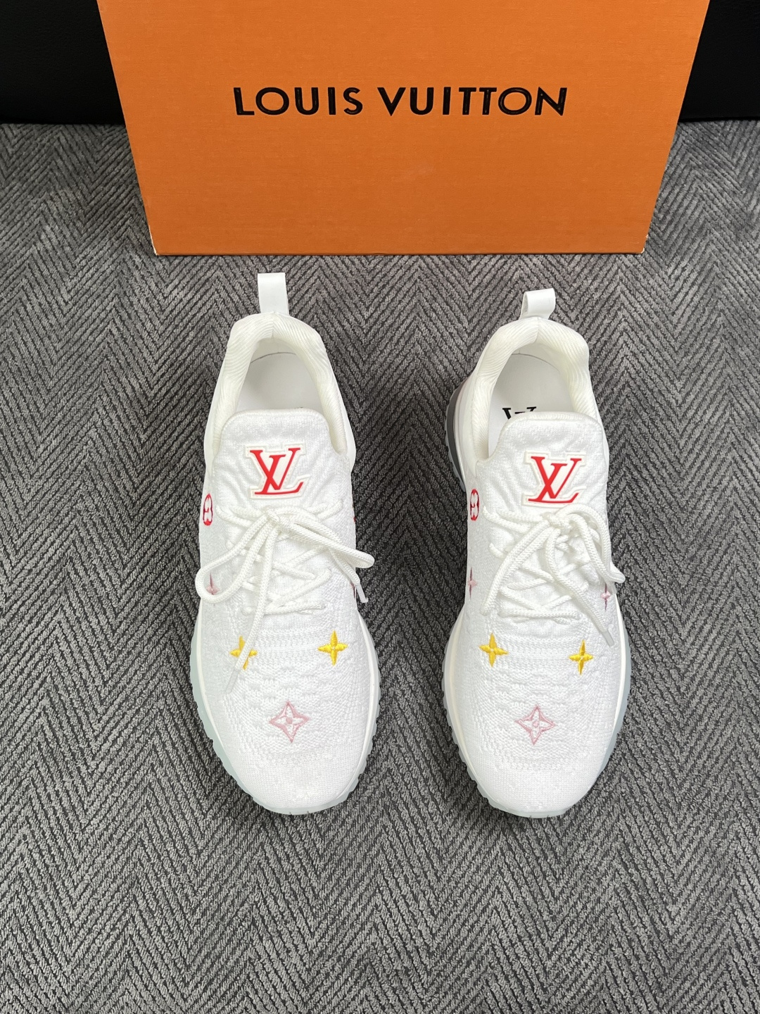 Lv  高品质  顶级工艺品  路易威登，运动板鞋专柜同步，鞋面意大利进口飞织面料，高品质拼接缤纷色彩复杂工艺品，进口牛