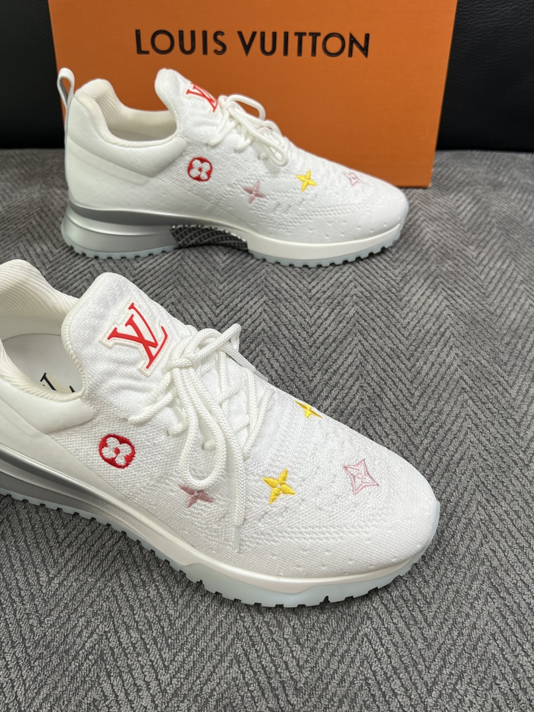 Lv  高品质  顶级工艺品  路易威登，运动板鞋专柜同步，鞋面意大利进口飞织面料，高品质拼接缤纷色彩复杂工艺品，进口牛