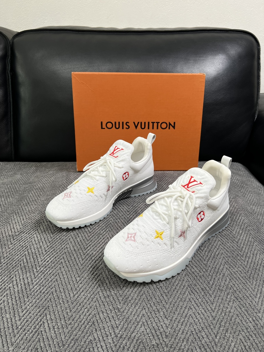 Lv  高品质  顶级工艺品  路易威登，运动板鞋专柜同步，鞋面意大利进口飞织面料，高品质拼接缤纷色彩复杂工艺品，进口牛
