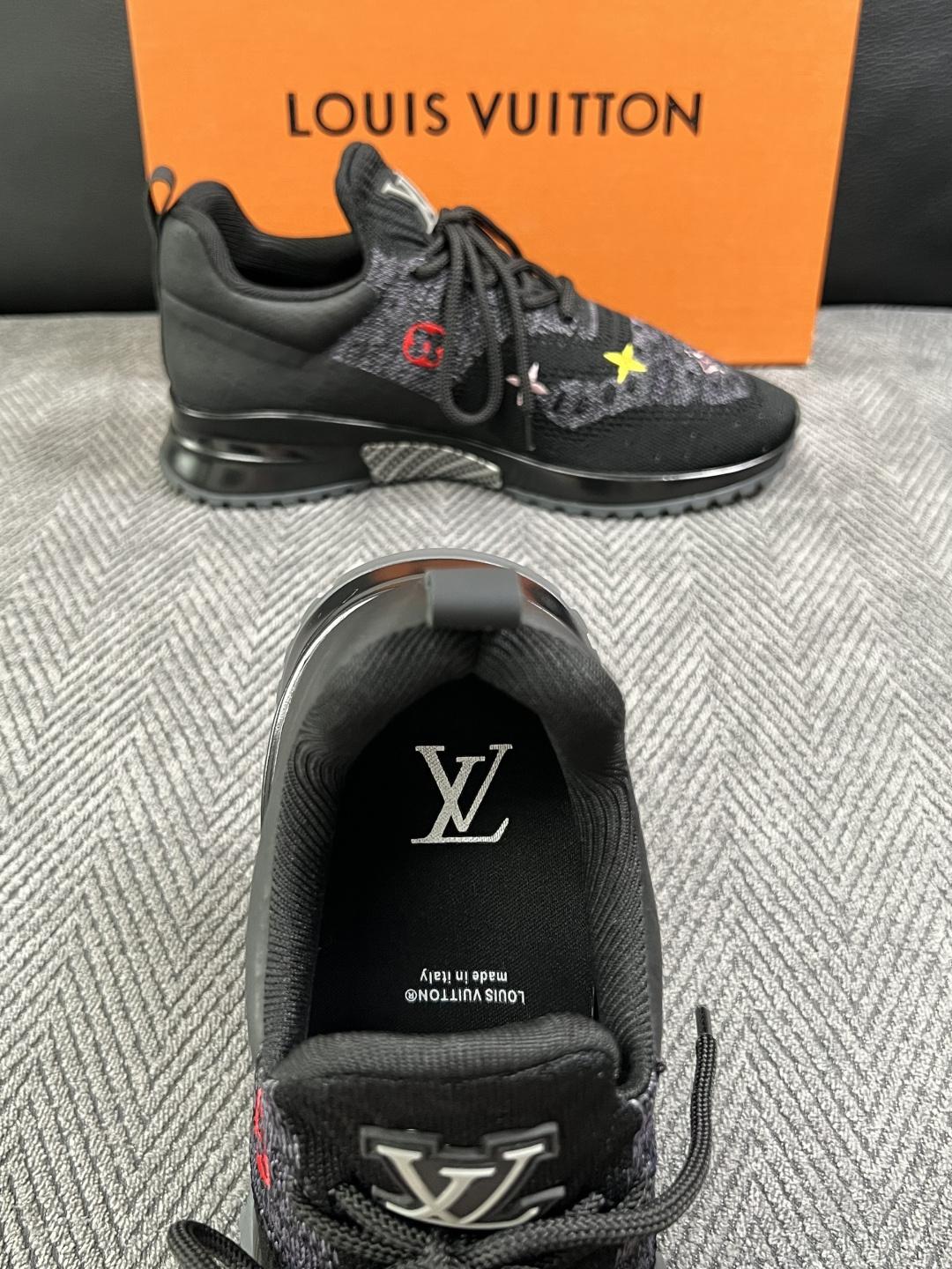 Lv  高品质  顶级工艺品  路易威登，运动板鞋专柜同步，鞋面意大利进口飞织面料，高品质拼接缤纷色彩复杂工艺品，进口牛