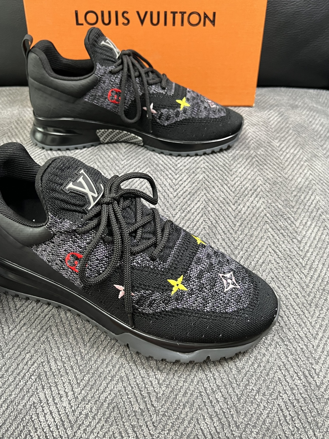 Lv  高品质  顶级工艺品  路易威登，运动板鞋专柜同步，鞋面意大利进口飞织面料，高品质拼接缤纷色彩复杂工艺品，进口牛