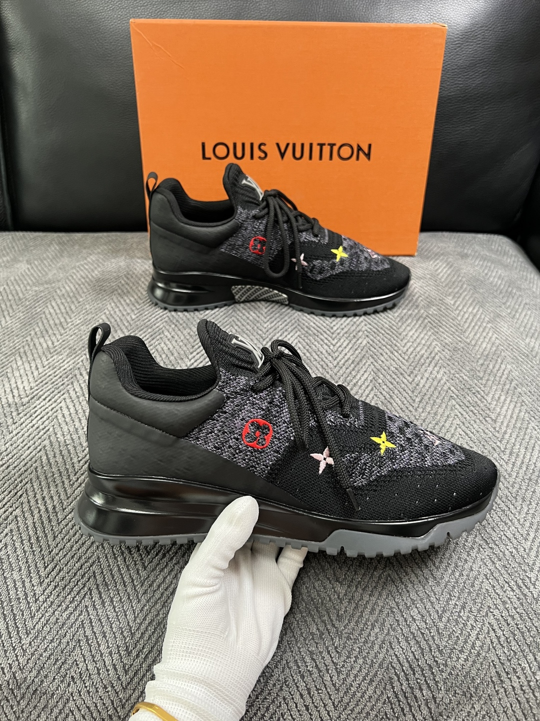 Lv  高品质  顶级工艺品  路易威登，运动板鞋专柜同步，鞋面意大利进口飞织面料，高品质拼接缤纷色彩复杂工艺品，进口牛