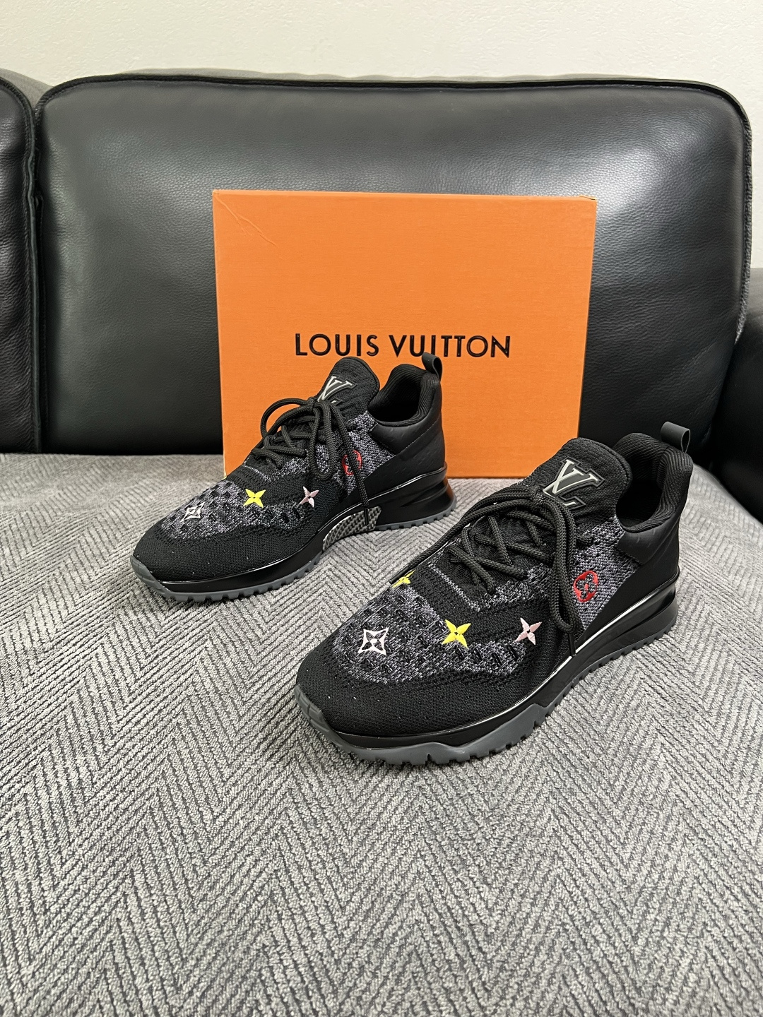 Lv  高品质  顶级工艺品  路易威登，运动板鞋专柜同步，鞋面意大利进口飞织面料，高品质拼接缤纷色彩复杂工艺品，进口牛