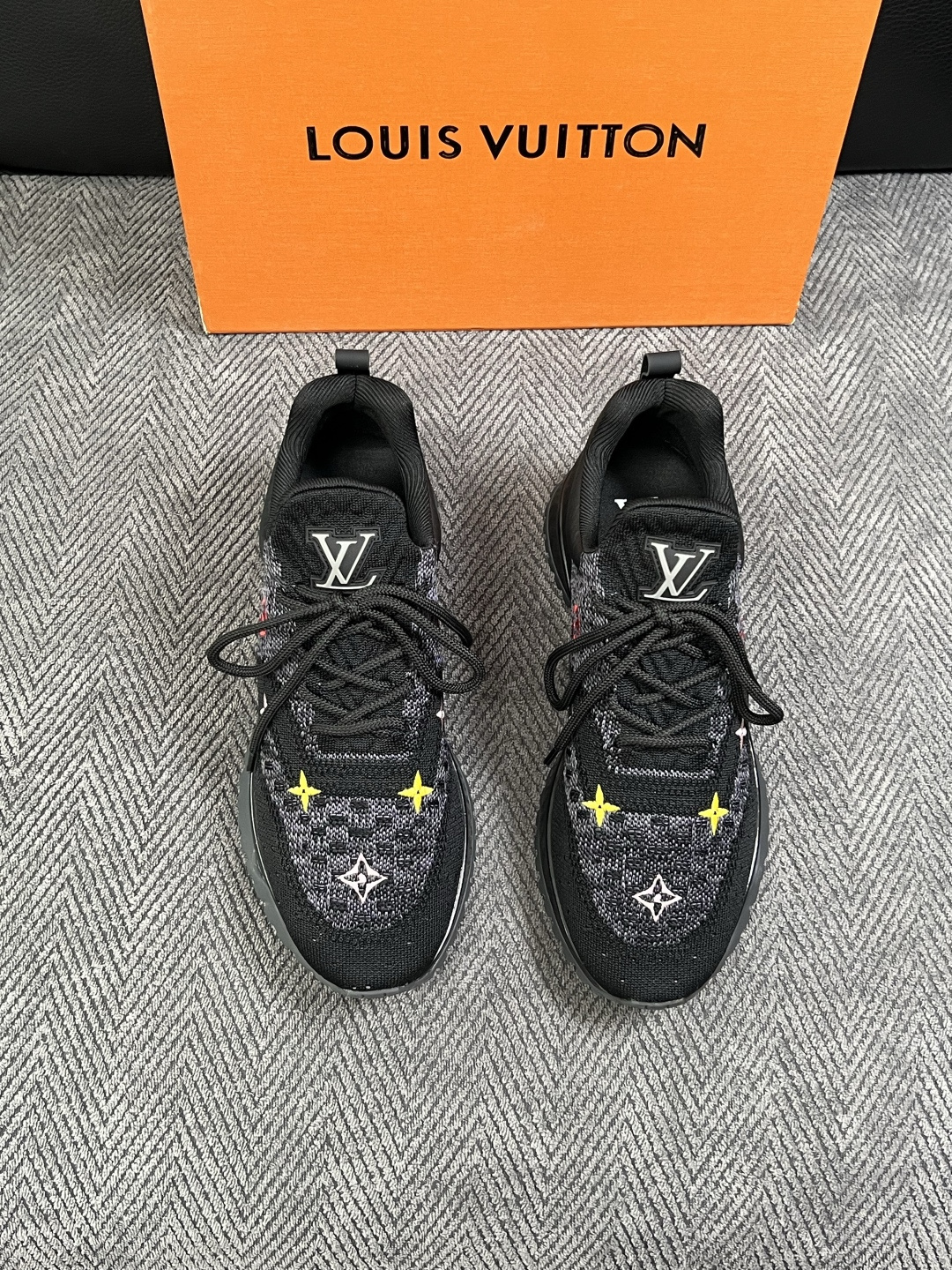 Lv  高品质  顶级工艺品  路易威登，运动板鞋专柜同步，鞋面意大利进口飞织面料，高品质拼接缤纷色彩复杂工艺品，进口牛