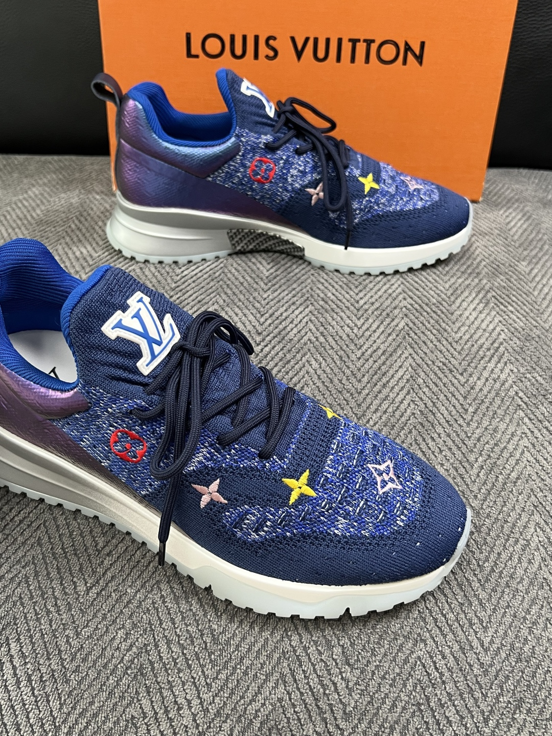 Lv  高品质  顶级工艺品  路易威登，运动板鞋专柜同步，鞋面意大利进口飞织面料，高品质拼接缤纷色彩复杂工艺品，进口牛