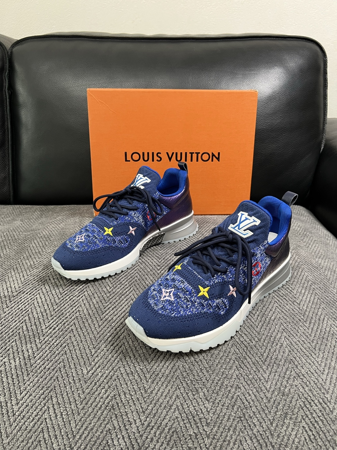 Lv  高品质  顶级工艺品  路易威登，运动板鞋专柜同步，鞋面意大利进口飞织面料，高品质拼接缤纷色彩复杂工艺品，进口牛