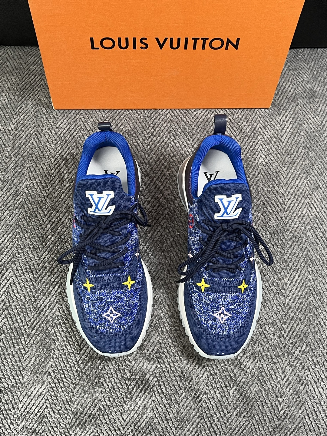 Lv  高品质  顶级工艺品  路易威登，运动板鞋专柜同步，鞋面意大利进口飞织面料，高品质拼接缤纷色彩复杂工艺品，进口牛
