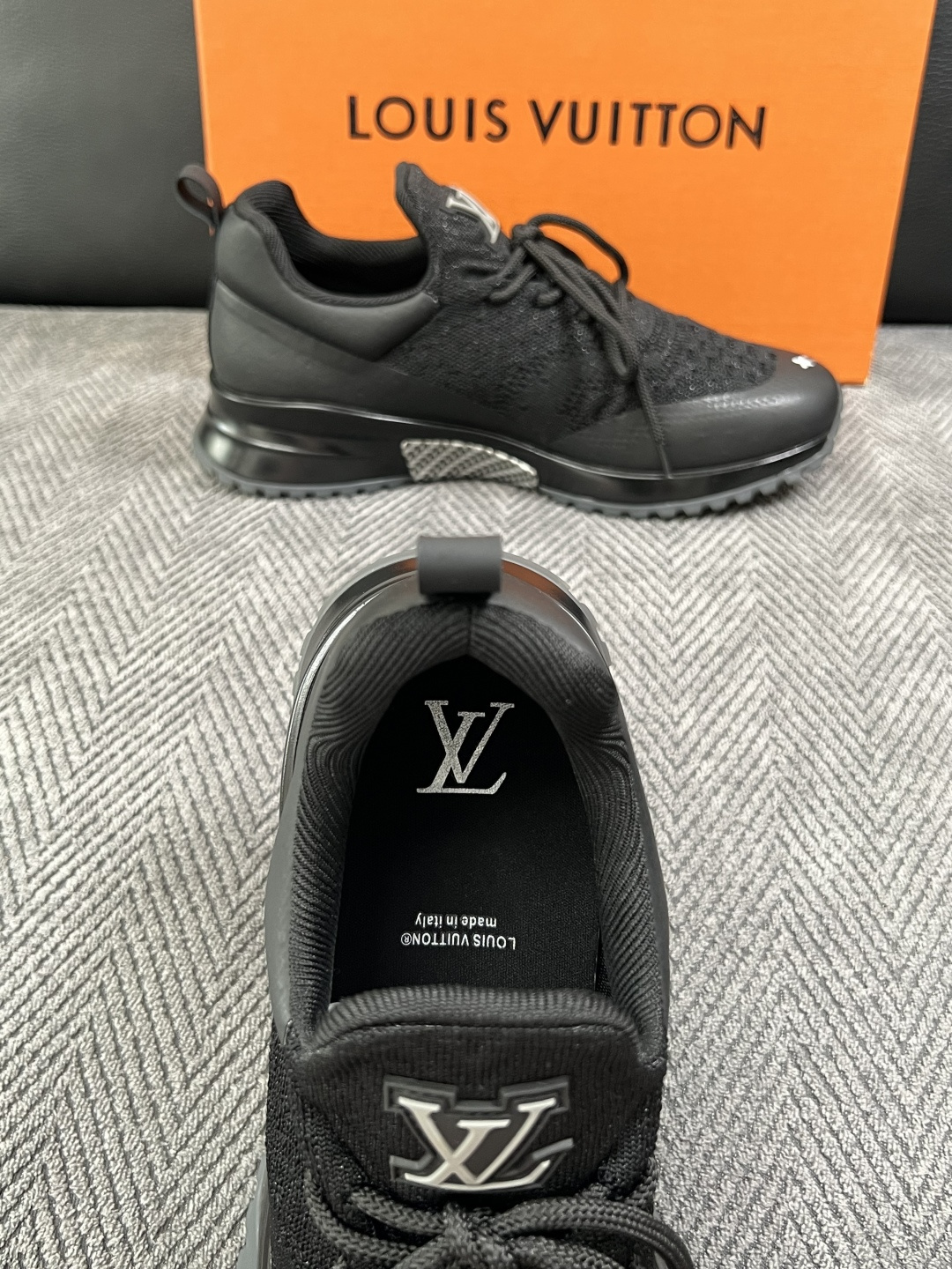 Lv  高品质  顶级工艺品  路易威登，运动板鞋专柜同步，鞋面意大利进口飞织面料，高品质拼接缤纷色彩复杂工艺品，进口牛
