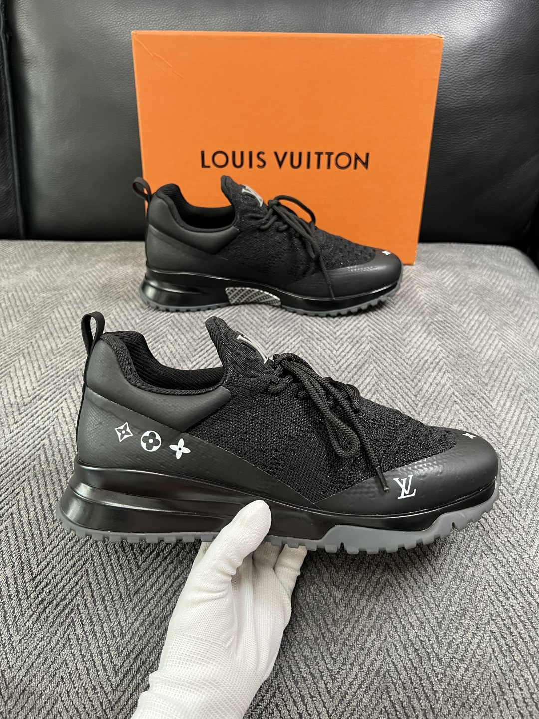 Lv  高品质  顶级工艺品  路易威登，运动板鞋专柜同步，鞋面意大利进口飞织面料，高品质拼接缤纷色彩复杂工艺品，进口牛