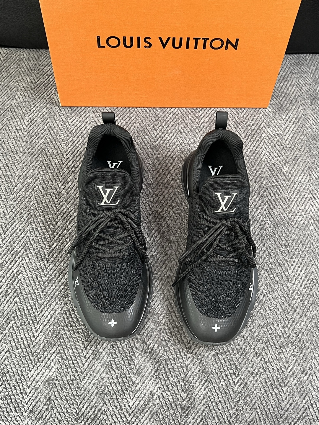 Lv  高品质  顶级工艺品  路易威登，运动板鞋专柜同步，鞋面意大利进口飞织面料，高品质拼接缤纷色彩复杂工艺品，进口牛
