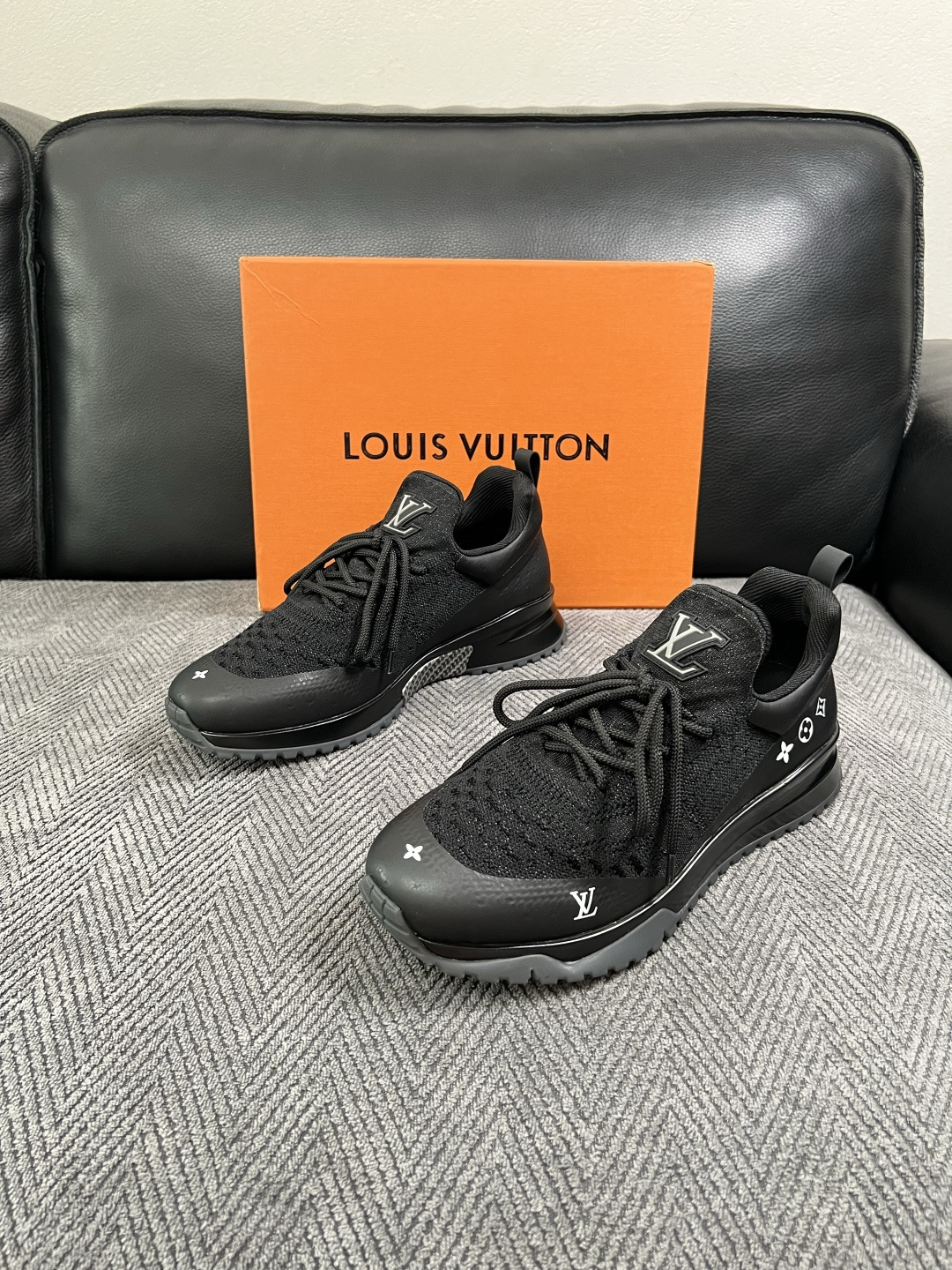Lv  高品质  顶级工艺品  路易威登，运动板鞋专柜同步，鞋面意大利进口飞织面料，高品质拼接缤纷色彩复杂工艺品，进口牛