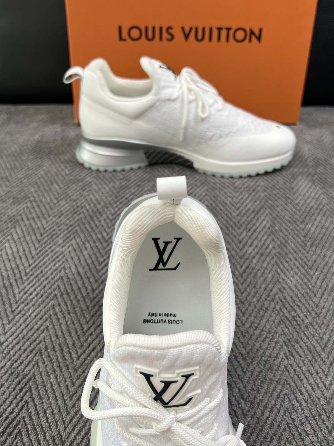 Lv  高品质  顶级工艺品  路易威登，运动板鞋专柜同步，鞋面意大利进口飞织面料，高品质拼接缤纷色彩复杂工艺品，进口牛