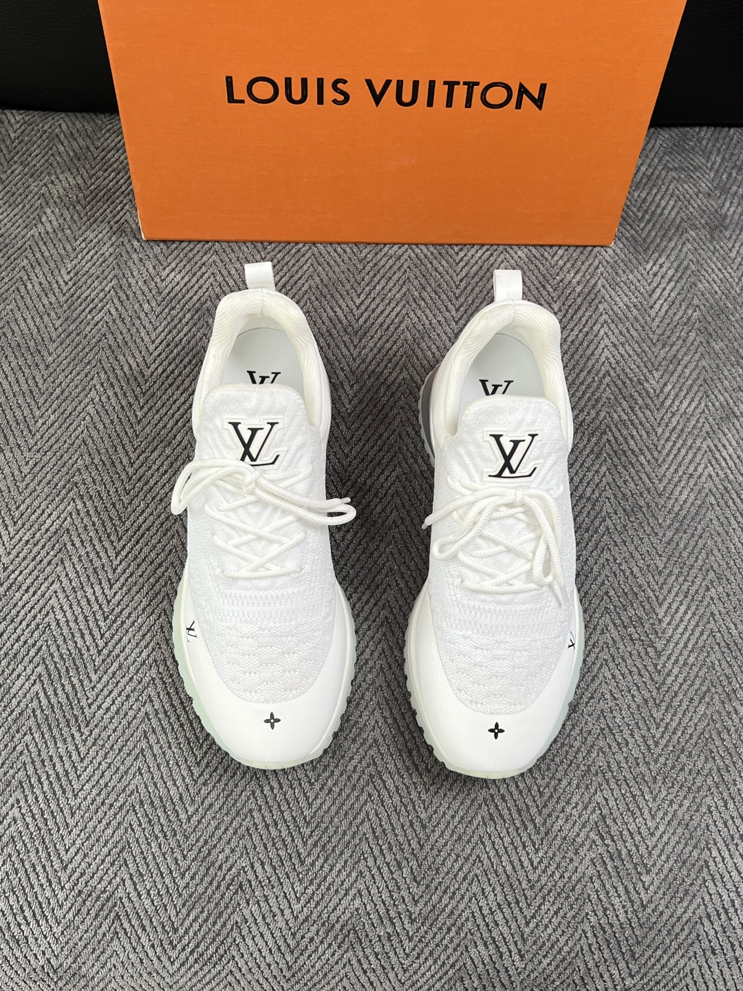Lv  高品质  顶级工艺品  路易威登，运动板鞋专柜同步，鞋面意大利进口飞织面料，高品质拼接缤纷色彩复杂工艺品，进口牛
