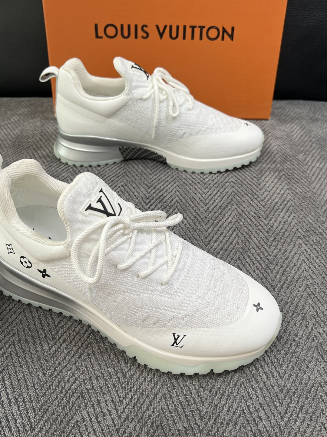 Lv  高品质  顶级工艺品  路易威登，运动板鞋专柜同步，鞋面意大利进口飞织面料，高品质拼接缤纷色彩复杂工艺品，进口牛