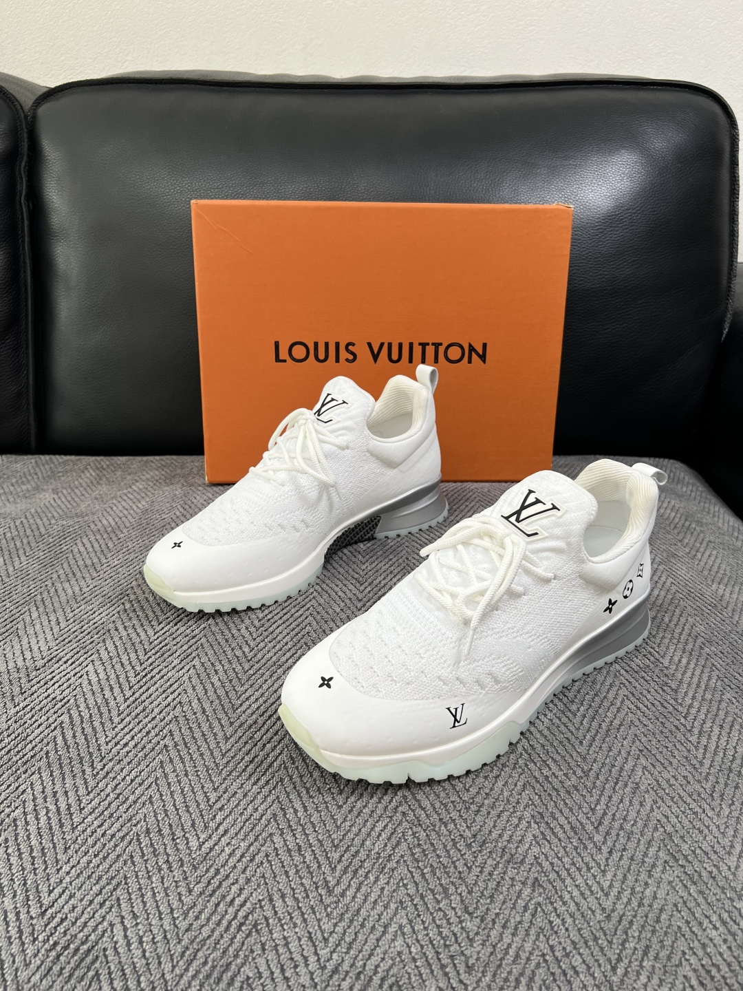 Lv  高品质  顶级工艺品  路易威登，运动板鞋专柜同步，鞋面意大利进口飞织面料，高品质拼接缤纷色彩复杂工艺品，进口牛