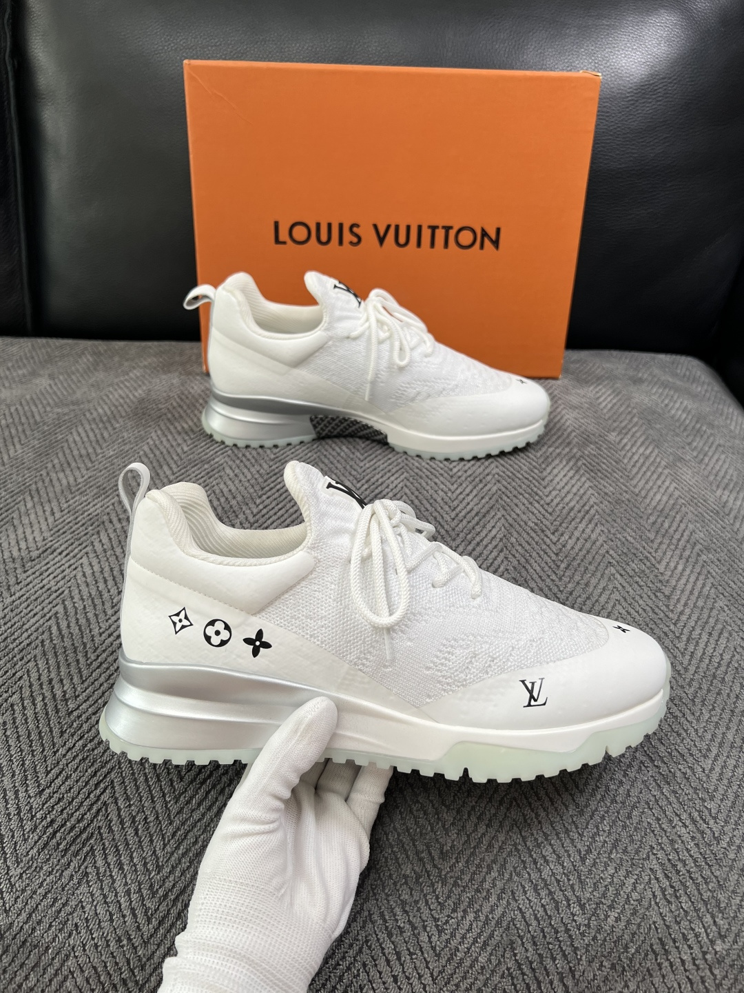 Lv  高品质  顶级工艺品  路易威登，运动板鞋专柜同步，鞋面意大利进口飞织面料，高品质拼接缤纷色彩复杂工艺品，进口牛