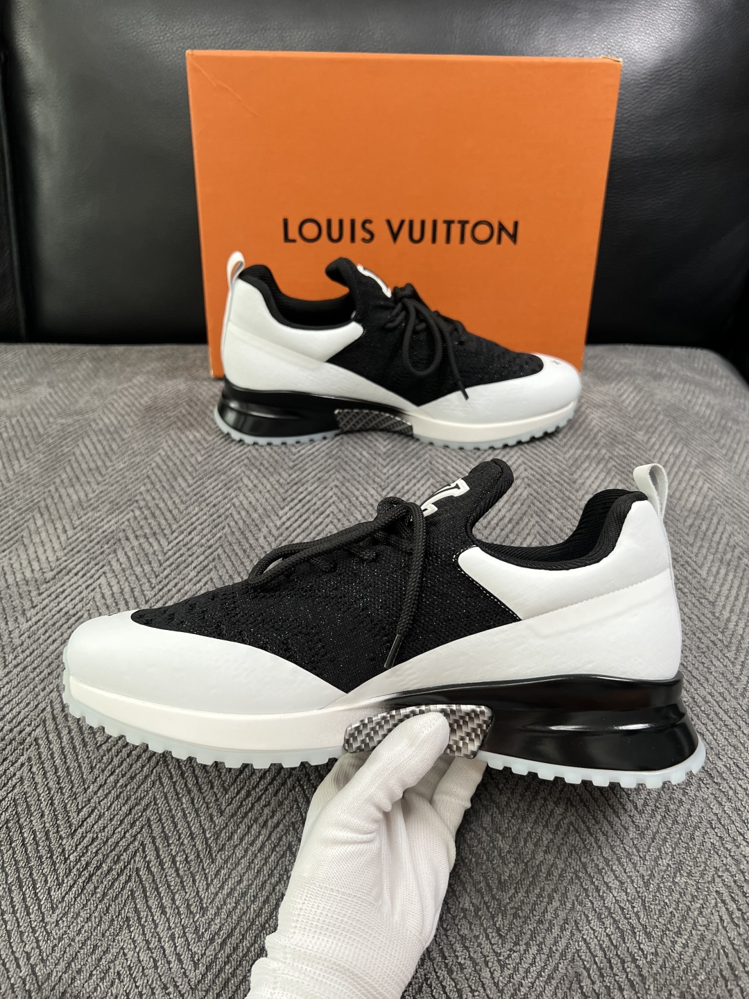 Lv  高品质  顶级工艺品  路易威登，运动板鞋专柜同步，鞋面意大利进口飞织面料，高品质拼接缤纷色彩复杂工艺品，进口牛