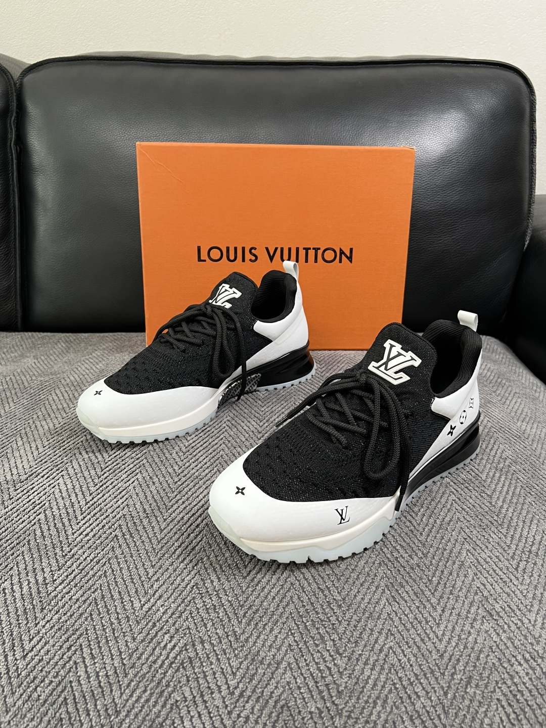 Lv  高品质  顶级工艺品  路易威登，运动板鞋专柜同步，鞋面意大利进口飞织面料，高品质拼接缤纷色彩复杂工艺品，进口牛