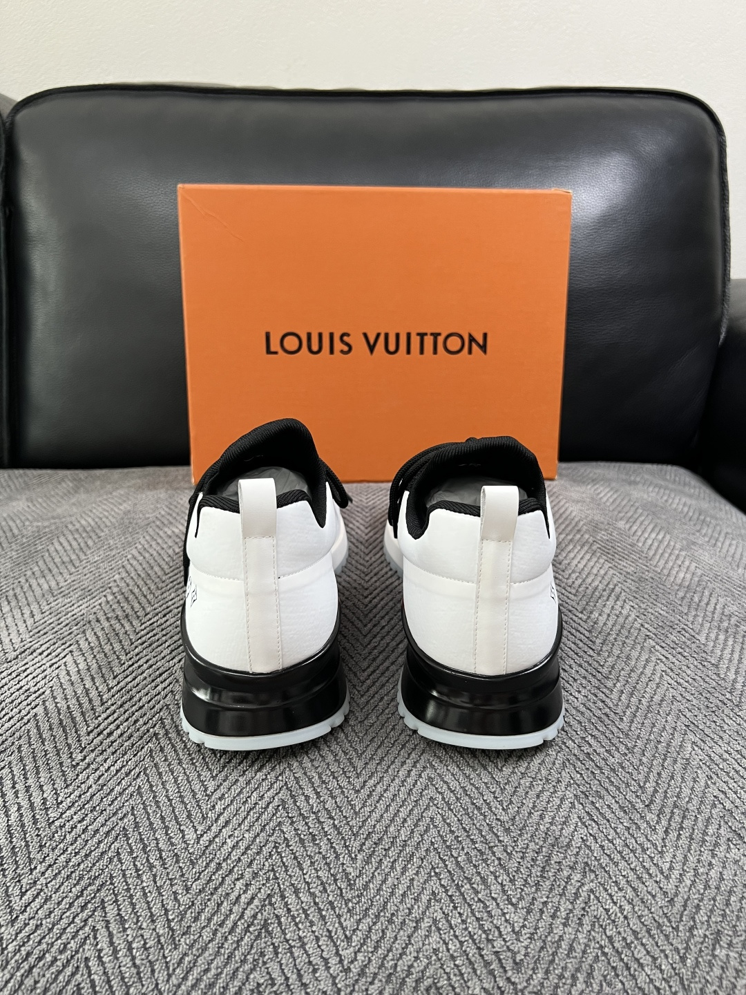 Lv  高品质  顶级工艺品  路易威登，运动板鞋专柜同步，鞋面意大利进口飞织面料，高品质拼接缤纷色彩复杂工艺品，进口牛
