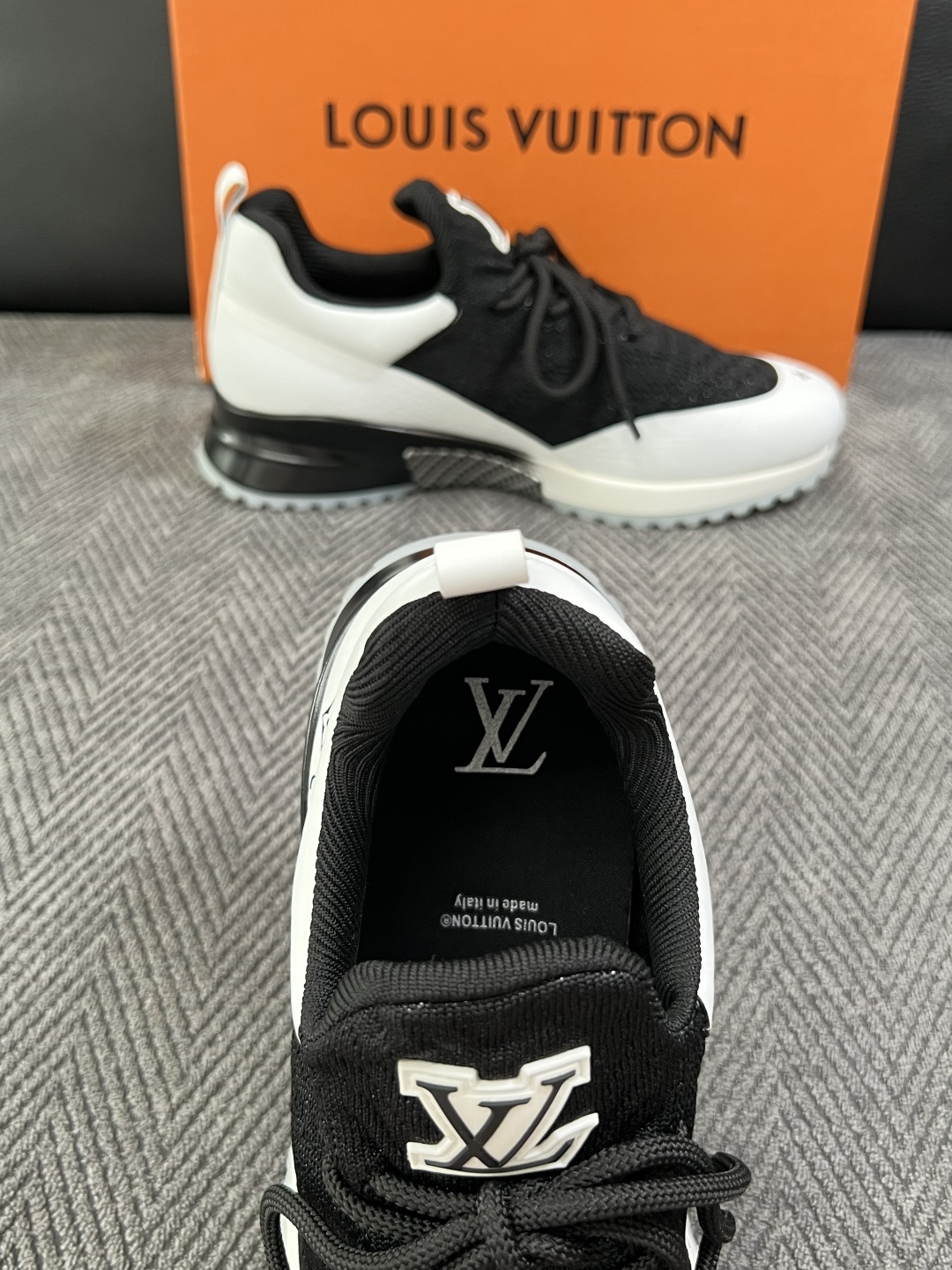 Lv  高品质  顶级工艺品  路易威登，运动板鞋专柜同步，鞋面意大利进口飞织面料，高品质拼接缤纷色彩复杂工艺品，进口牛
