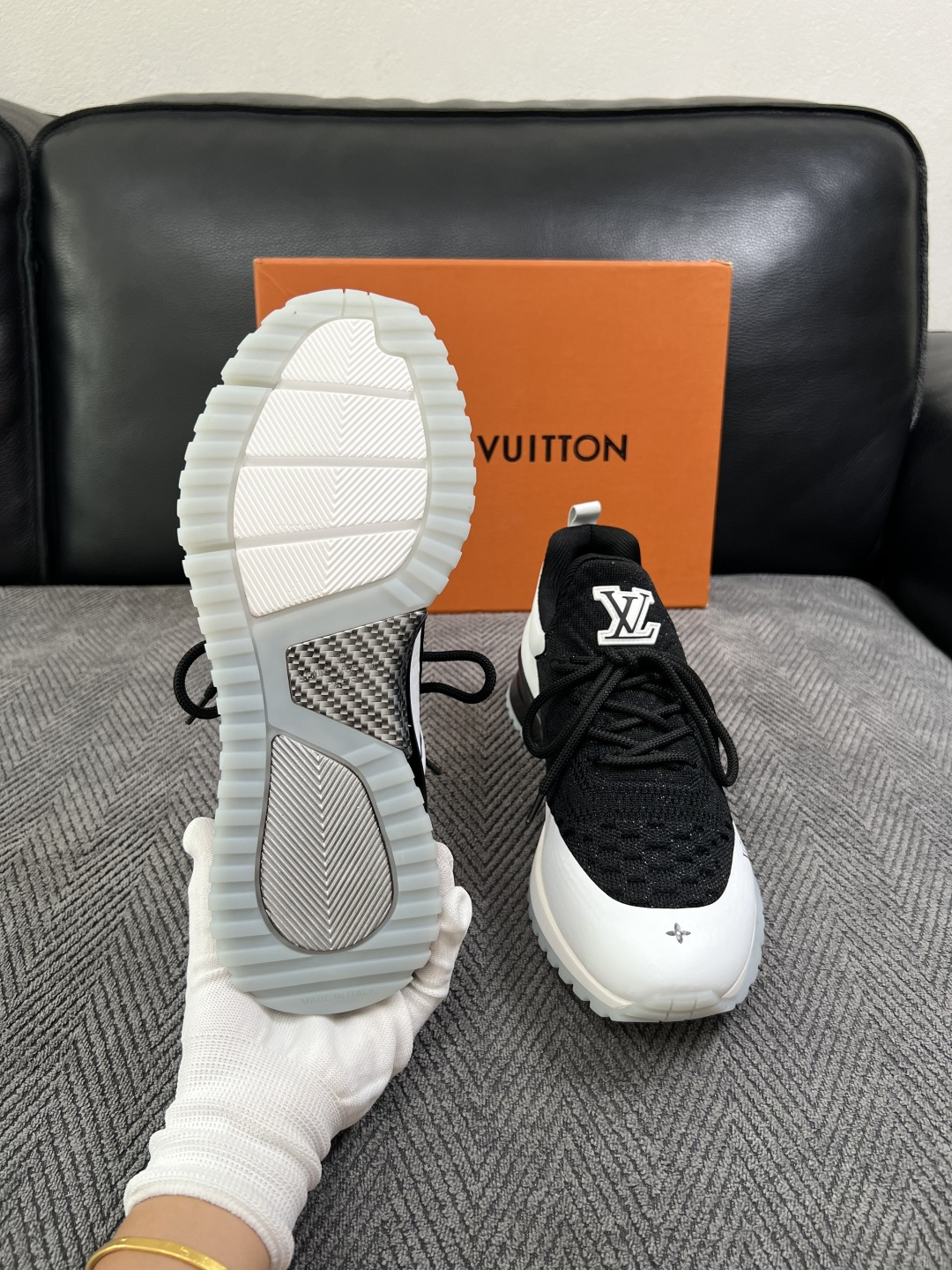 Lv  高品质  顶级工艺品  路易威登，运动板鞋专柜同步，鞋面意大利进口飞织面料，高品质拼接缤纷色彩复杂工艺品，进口牛