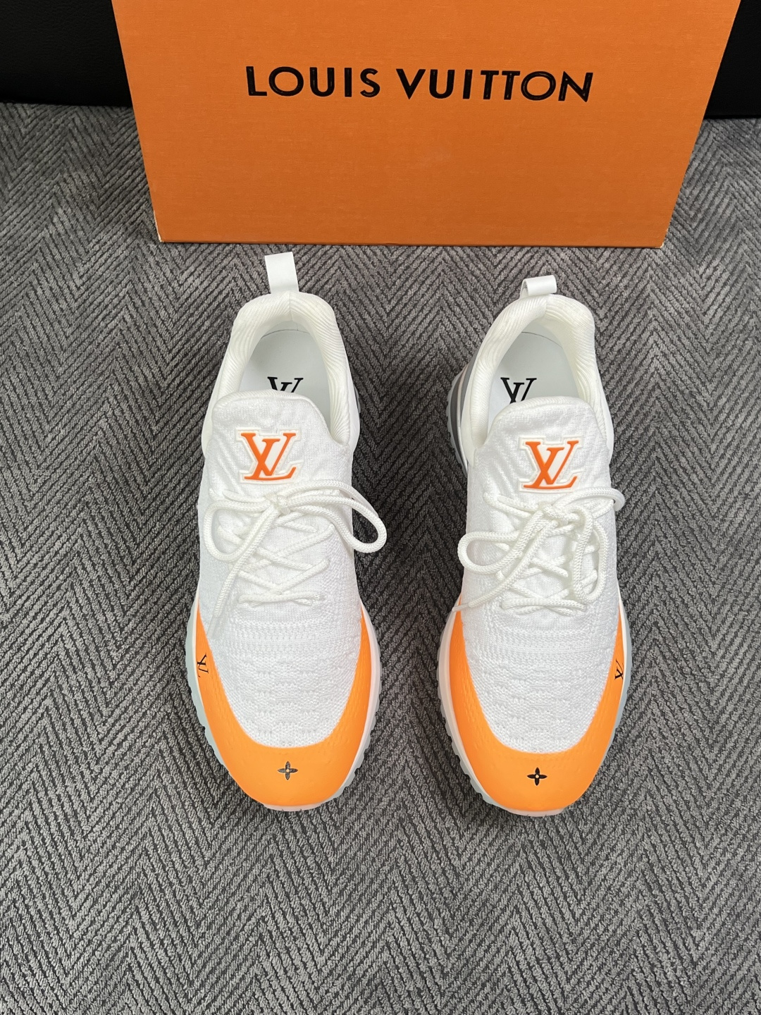 Lv  高品质  顶级工艺品  路易威登，运动板鞋专柜同步，鞋面意大利进口飞织面料，高品质拼接缤纷色彩复杂工艺品，进口牛