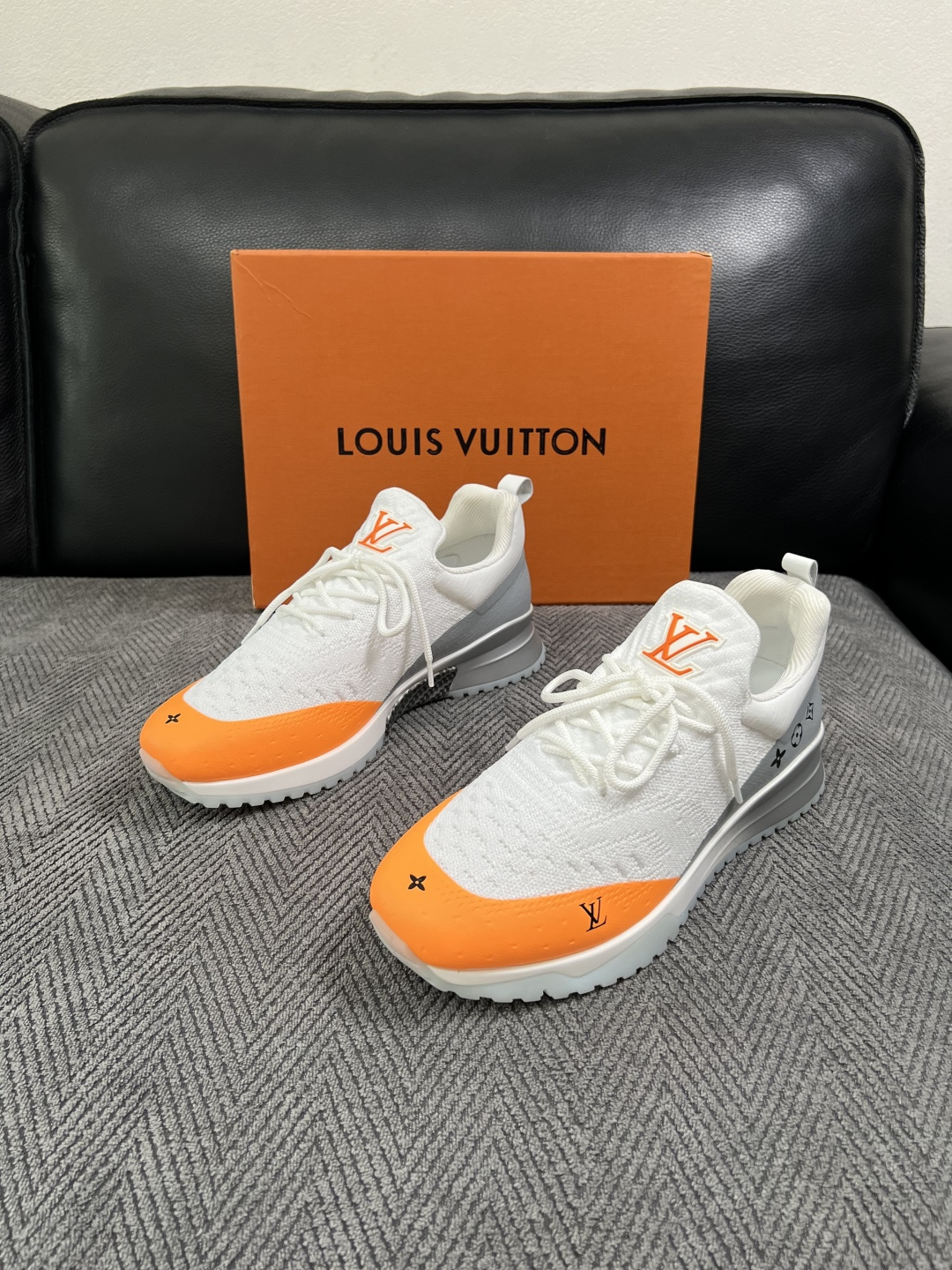 Lv  高品质  顶级工艺品  路易威登，运动板鞋专柜同步，鞋面意大利进口飞织面料，高品质拼接缤纷色彩复杂工艺品，进口牛