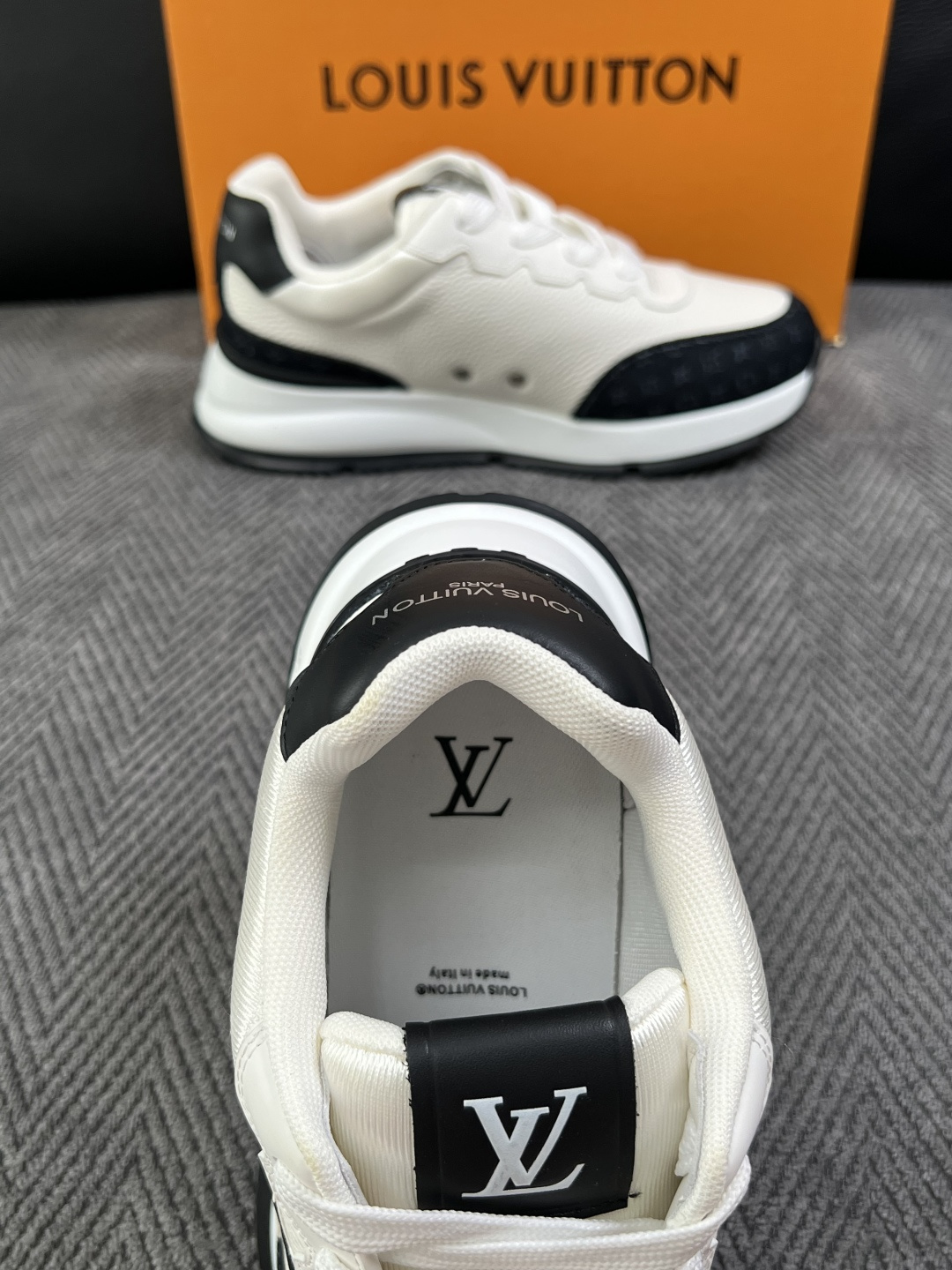 Lv  高品质  顶级工艺品  路易威登，运动板鞋专柜同步，鞋面意大利进口，高品质拼接缤纷色彩复杂工艺品，进口牛里垫柔软
