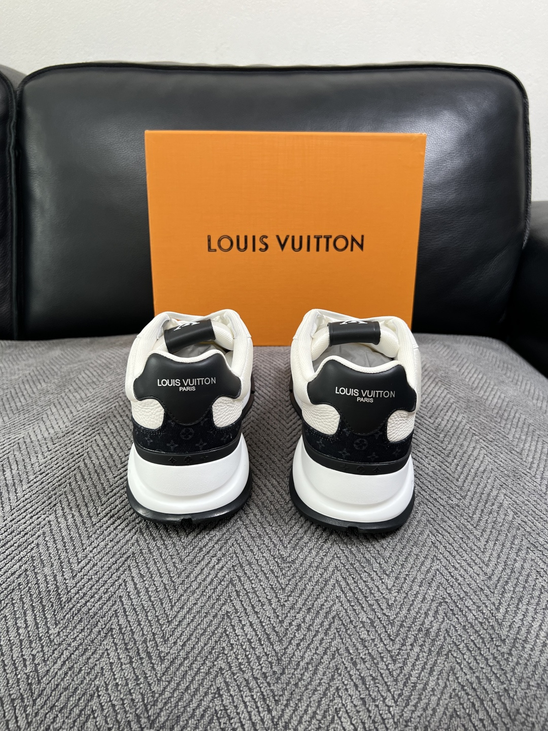 Lv  高品质  顶级工艺品  路易威登，运动板鞋专柜同步，鞋面意大利进口，高品质拼接缤纷色彩复杂工艺品，进口牛里垫柔软