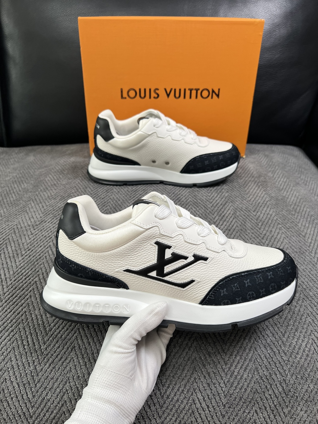 Lv  高品质  顶级工艺品  路易威登，运动板鞋专柜同步，鞋面意大利进口，高品质拼接缤纷色彩复杂工艺品，进口牛里垫柔软