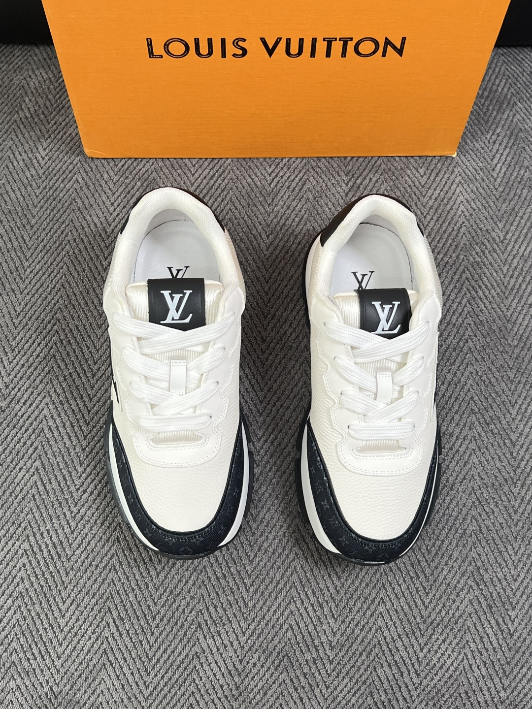 Lv  高品质  顶级工艺品  路易威登，运动板鞋专柜同步，鞋面意大利进口，高品质拼接缤纷色彩复杂工艺品，进口牛里垫柔软