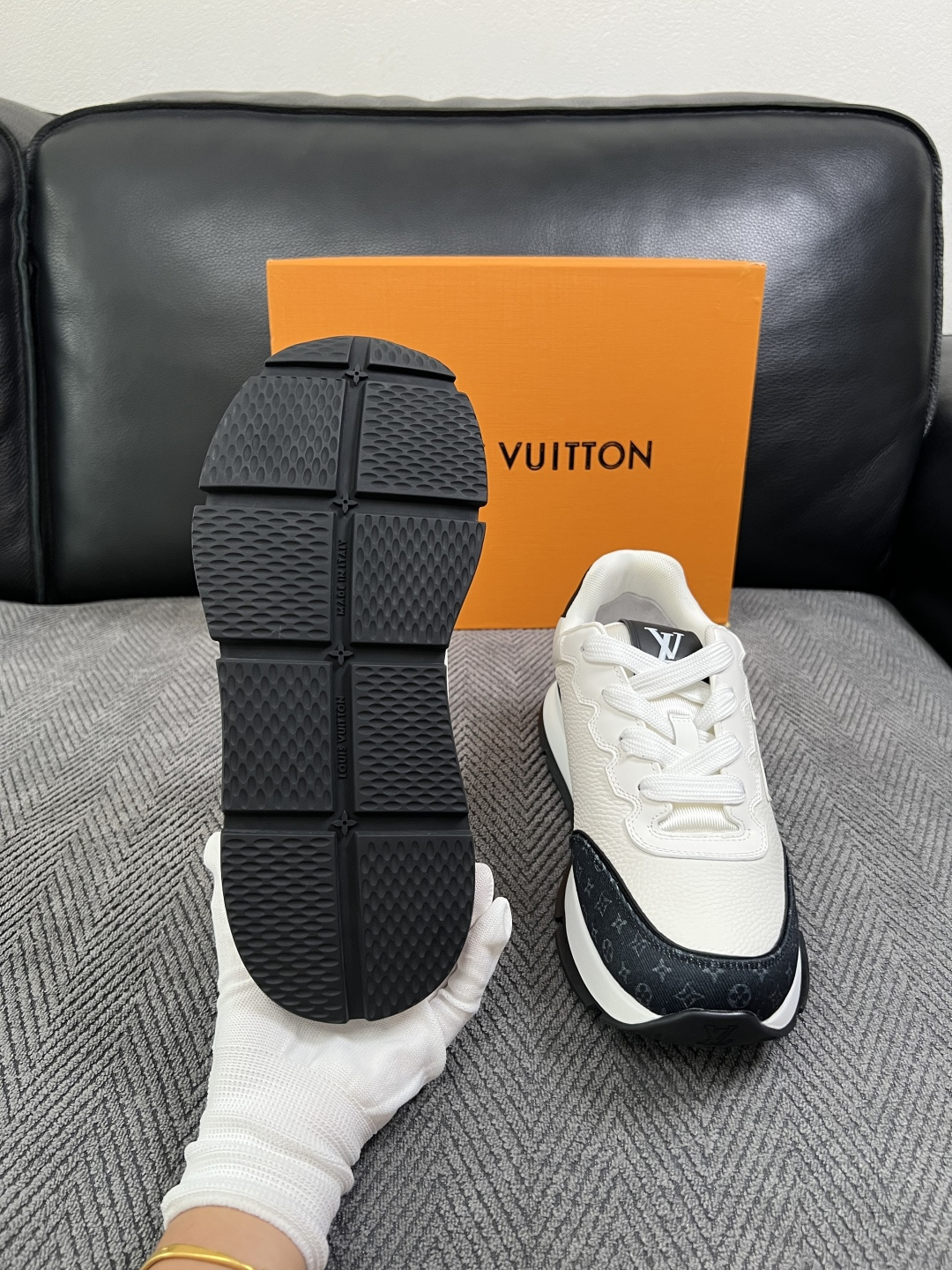 Lv  高品质  顶级工艺品  路易威登，运动板鞋专柜同步，鞋面意大利进口，高品质拼接缤纷色彩复杂工艺品，进口牛里垫柔软