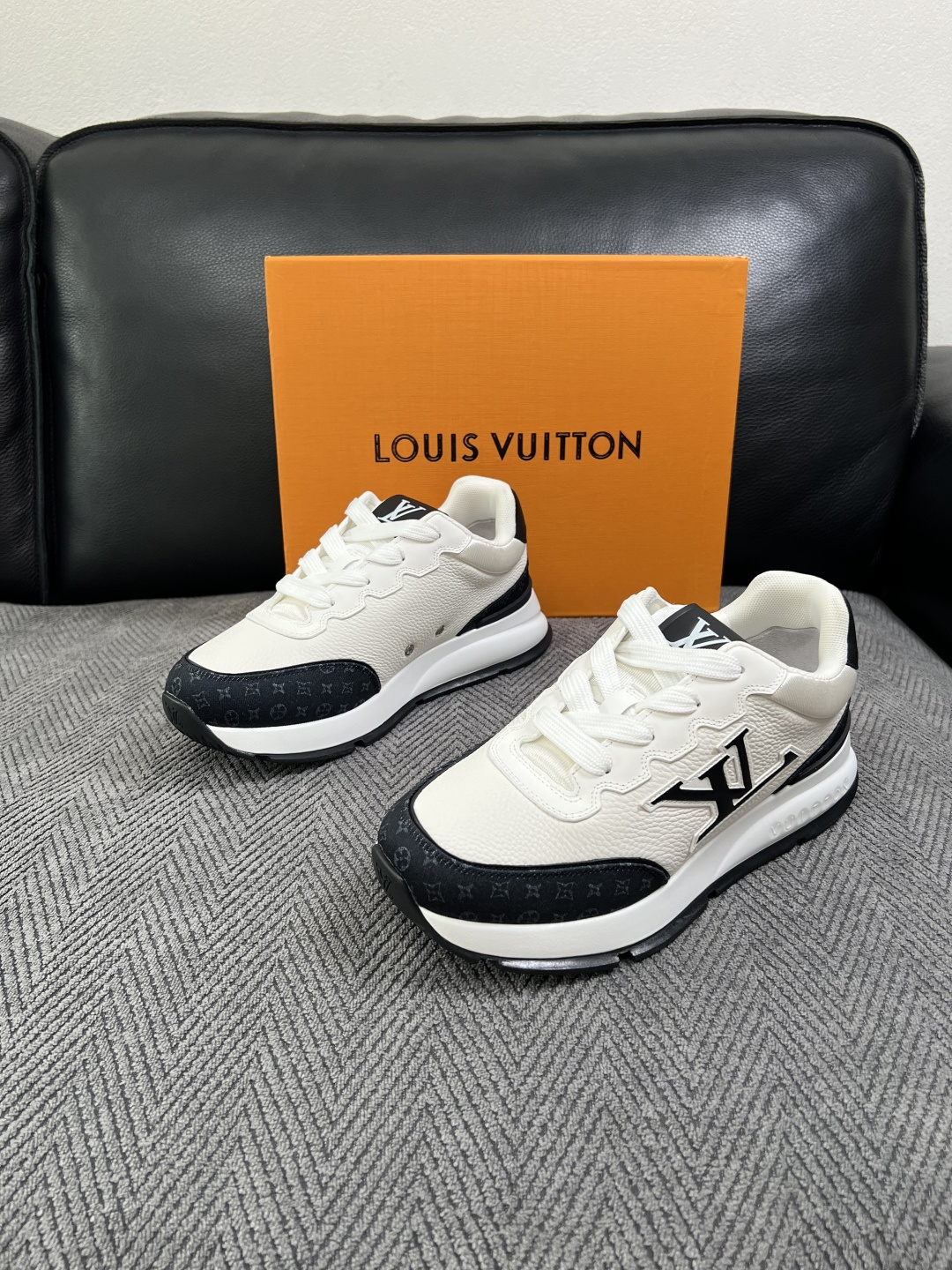 Lv  高品质  顶级工艺品  路易威登，运动板鞋专柜同步，鞋面意大利进口，高品质拼接缤纷色彩复杂工艺品，进口牛里垫柔软