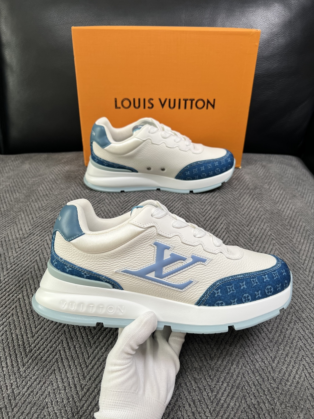 Lv  高品质  顶级工艺品  路易威登，运动板鞋专柜同步，鞋面意大利进口，高品质拼接缤纷色彩复杂工艺品，进口牛里垫柔软