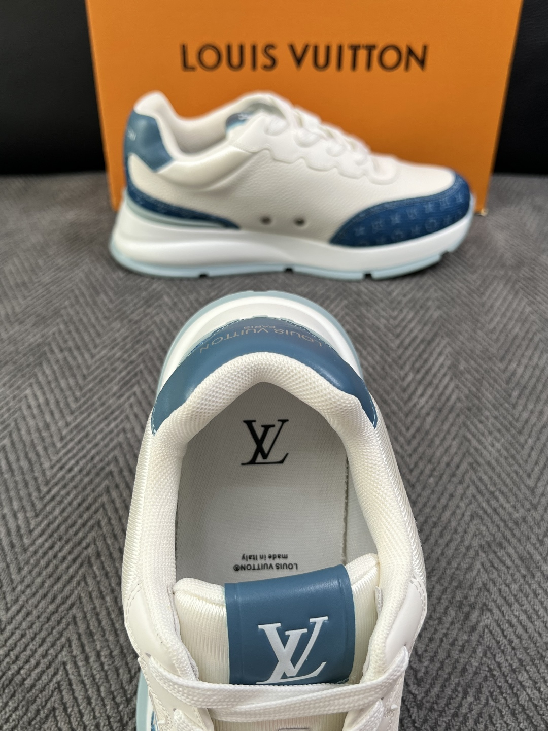 Lv  高品质  顶级工艺品  路易威登，运动板鞋专柜同步，鞋面意大利进口，高品质拼接缤纷色彩复杂工艺品，进口牛里垫柔软