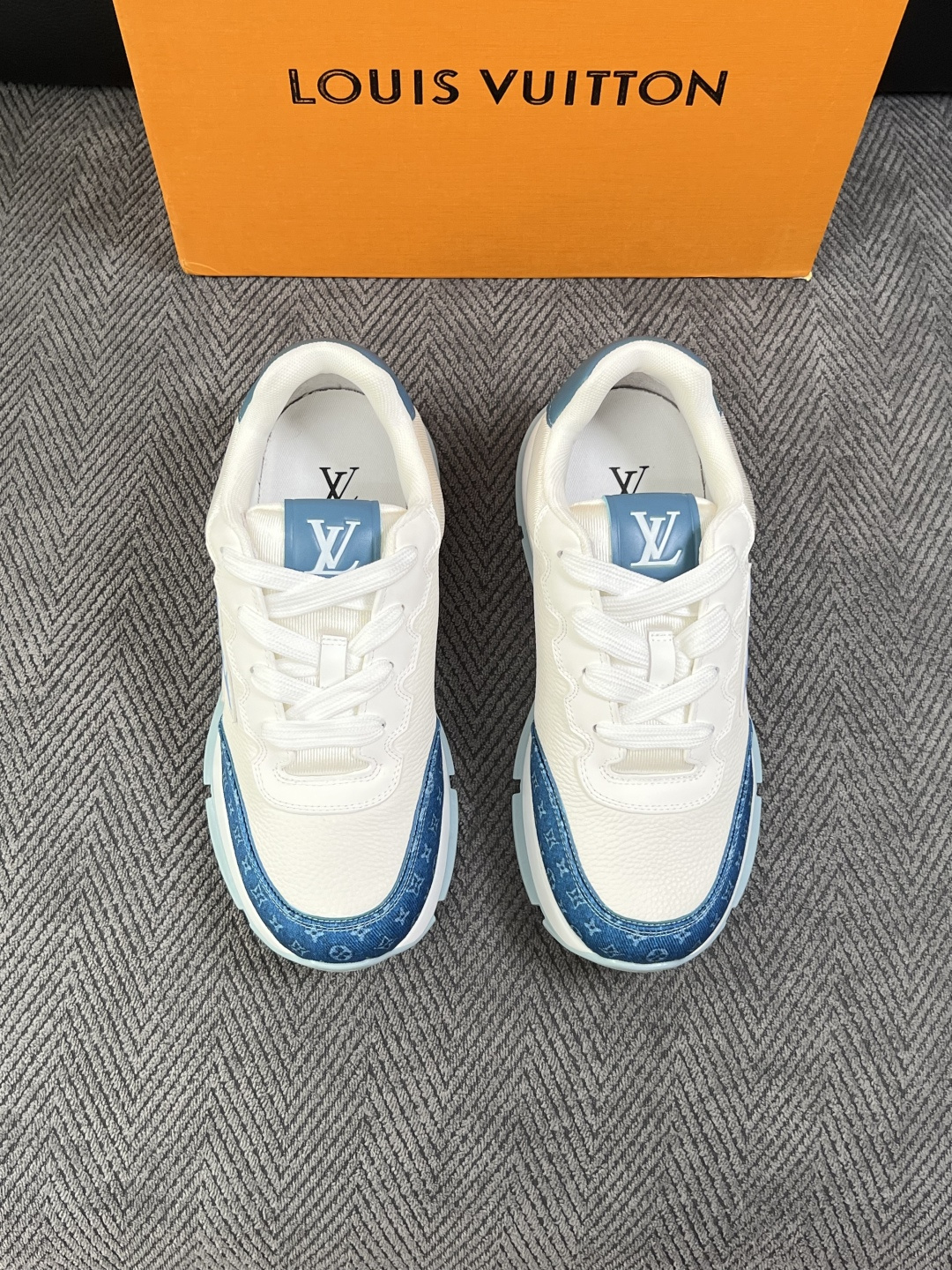 Lv  高品质  顶级工艺品  路易威登，运动板鞋专柜同步，鞋面意大利进口，高品质拼接缤纷色彩复杂工艺品，进口牛里垫柔软