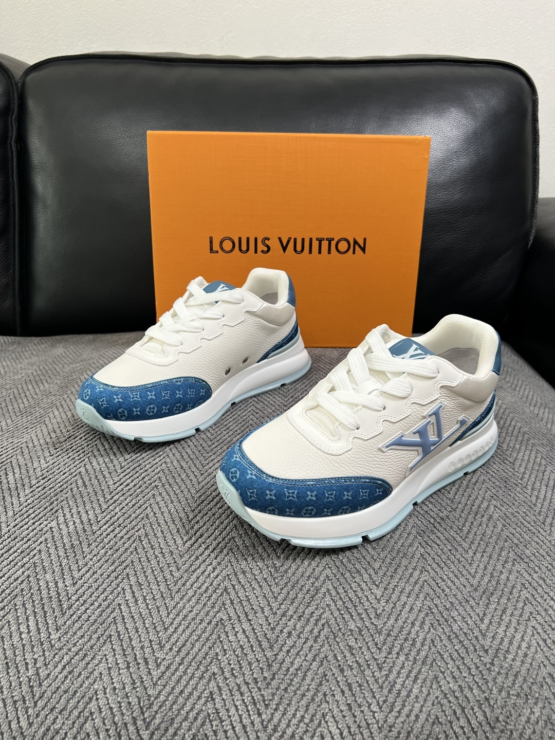 Lv  高品质  顶级工艺品  路易威登，运动板鞋专柜同步，鞋面意大利进口，高品质拼接缤纷色彩复杂工艺品，进口牛里垫柔软