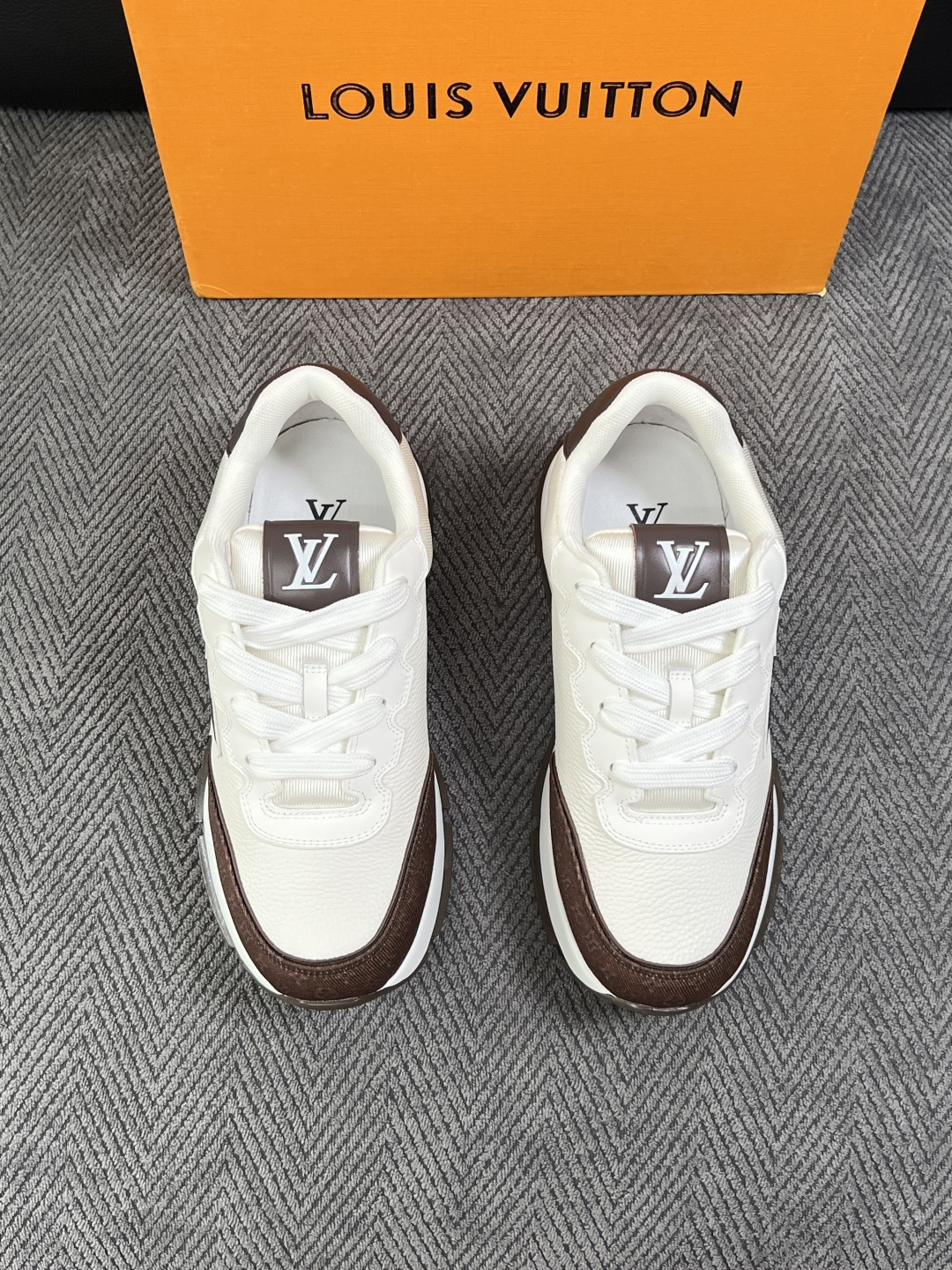Lv  高品质  顶级工艺品  路易威登，运动板鞋专柜同步，鞋面意大利进口，高品质拼接缤纷色彩复杂工艺品，进口牛里垫柔软