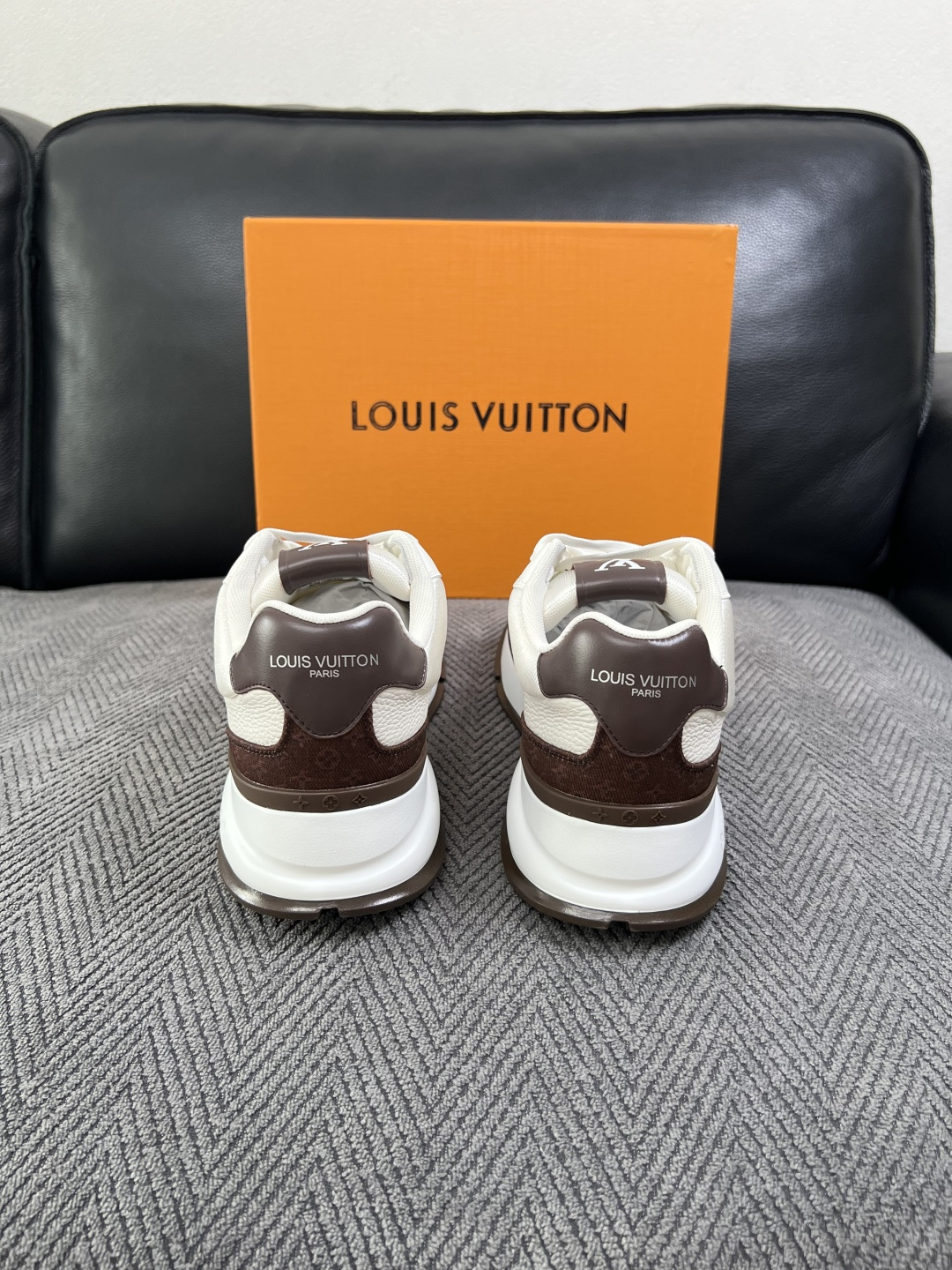 Lv  高品质  顶级工艺品  路易威登，运动板鞋专柜同步，鞋面意大利进口，高品质拼接缤纷色彩复杂工艺品，进口牛里垫柔软