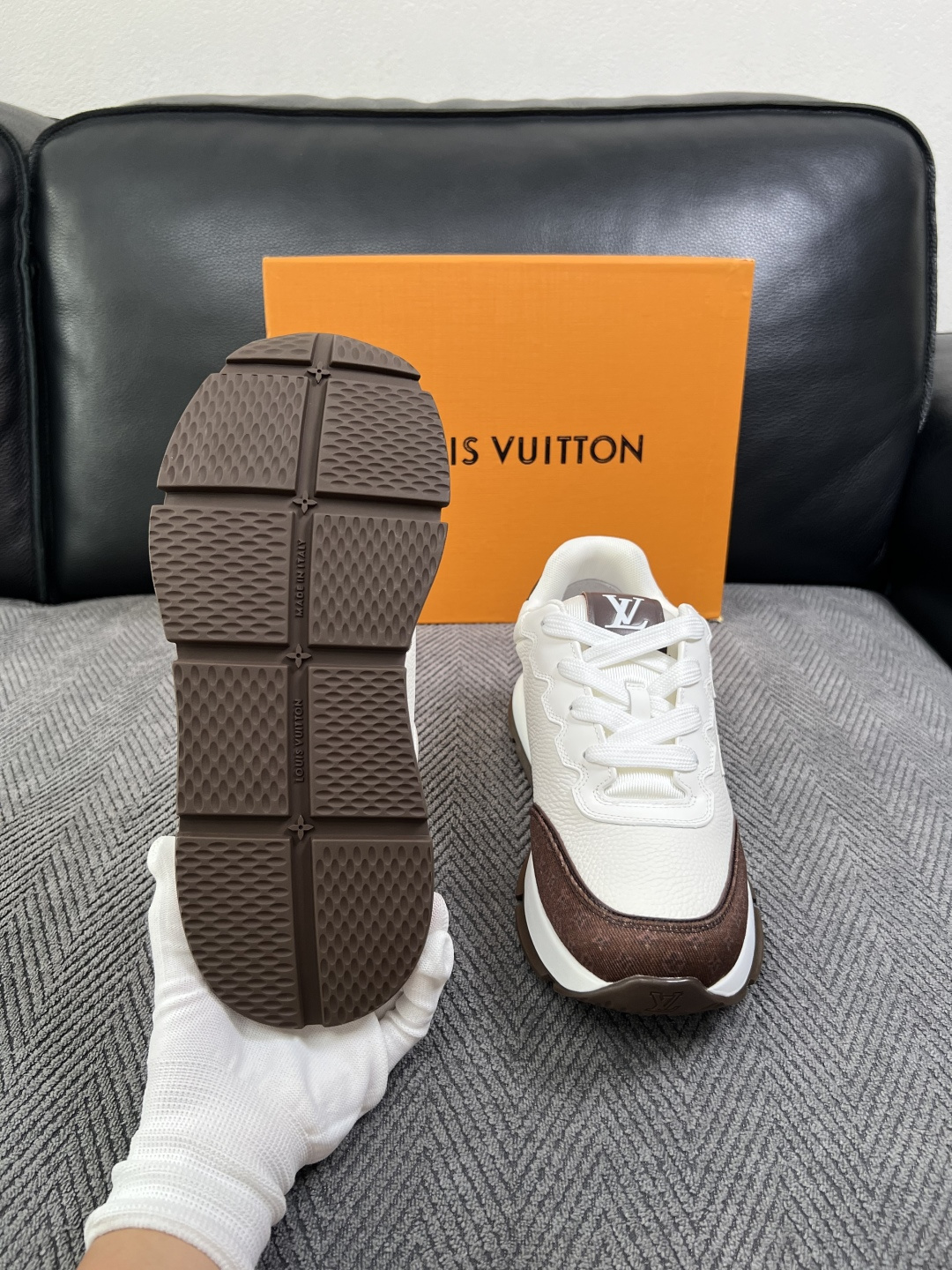 Lv  高品质  顶级工艺品  路易威登，运动板鞋专柜同步，鞋面意大利进口，高品质拼接缤纷色彩复杂工艺品，进口牛里垫柔软